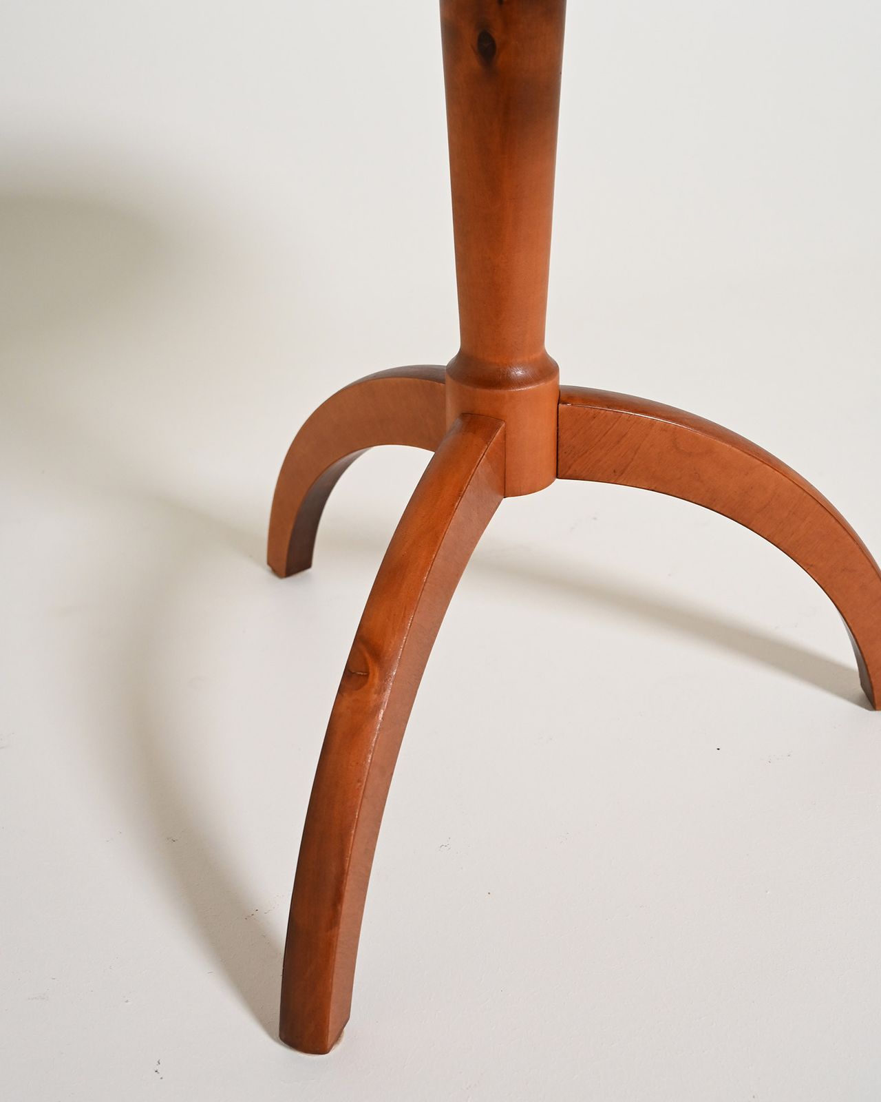 Ronde salontafel van iepenhout, jaren 1940 photo 640.0