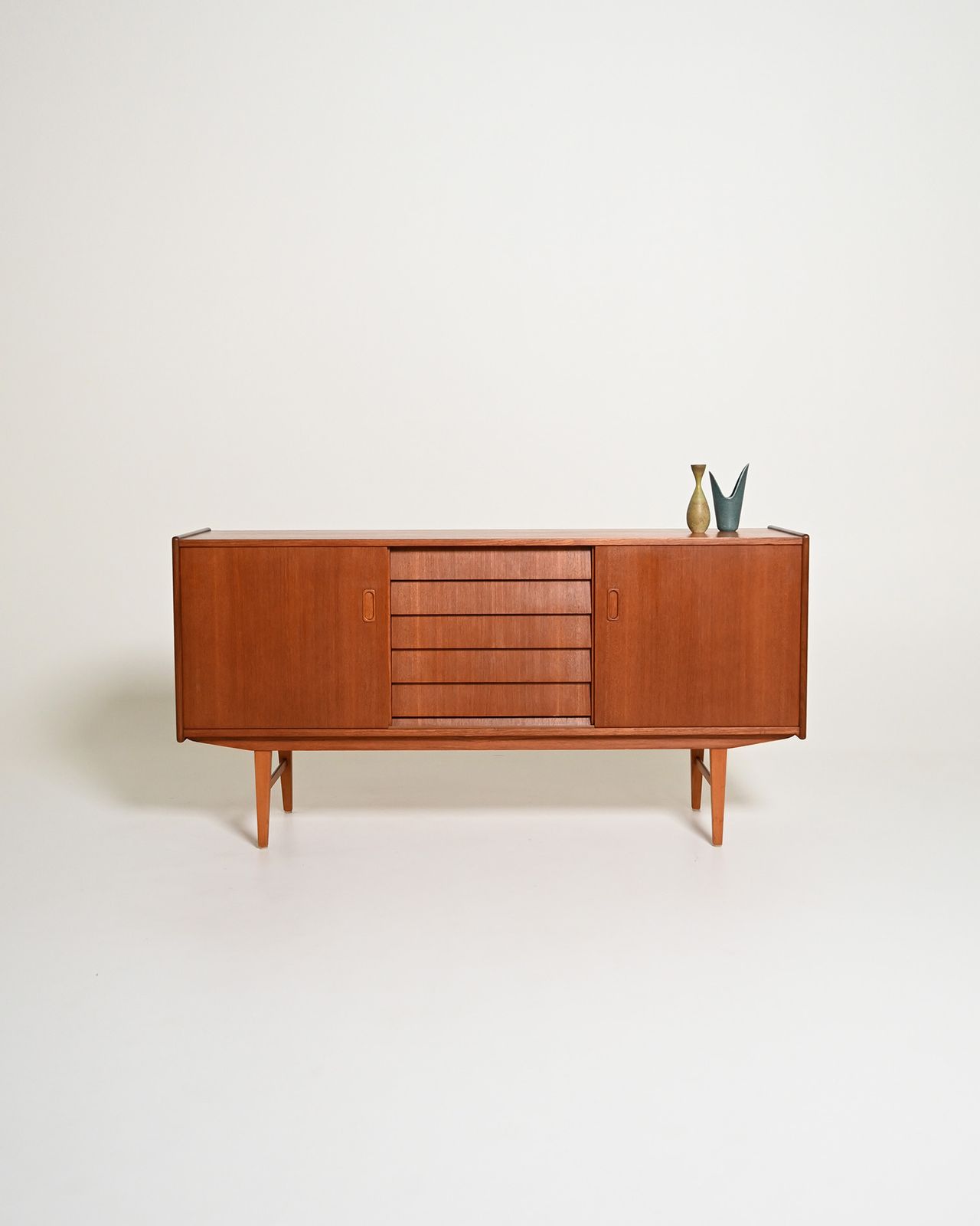 Scandinavisch teakhouten dressoir met schuifdeuren, jaren 1960 photo for sale
