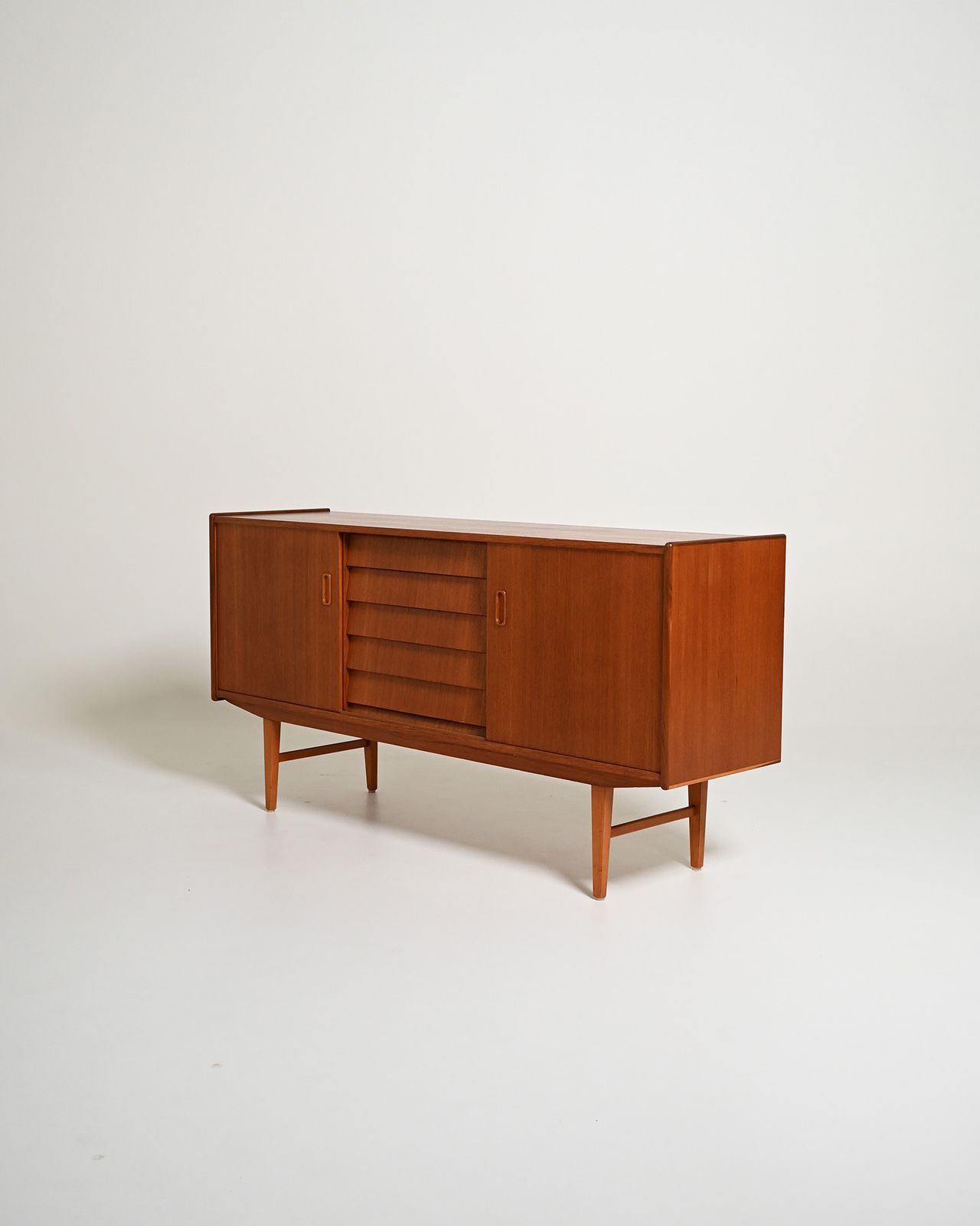 Scandinavisch teakhouten dressoir met schuifdeuren, jaren 1960 photo vinterior