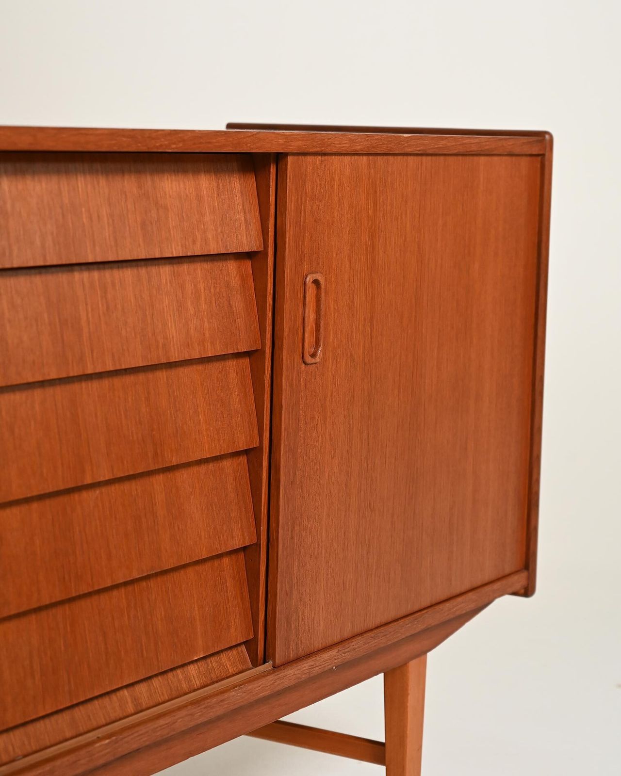 Scandinavisch teakhouten dressoir met schuifdeuren, jaren 1960 photo buy