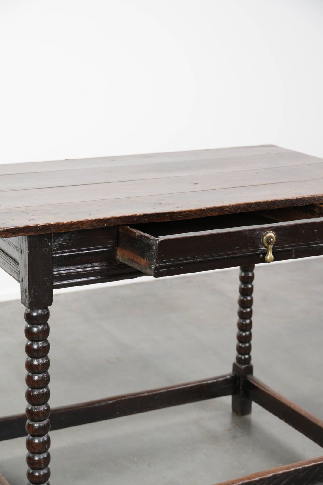 Antieke Engelse eikenhouten bijzettafel uit de 18e eeuw met lade en bobbin gedraaide poten. photo buy