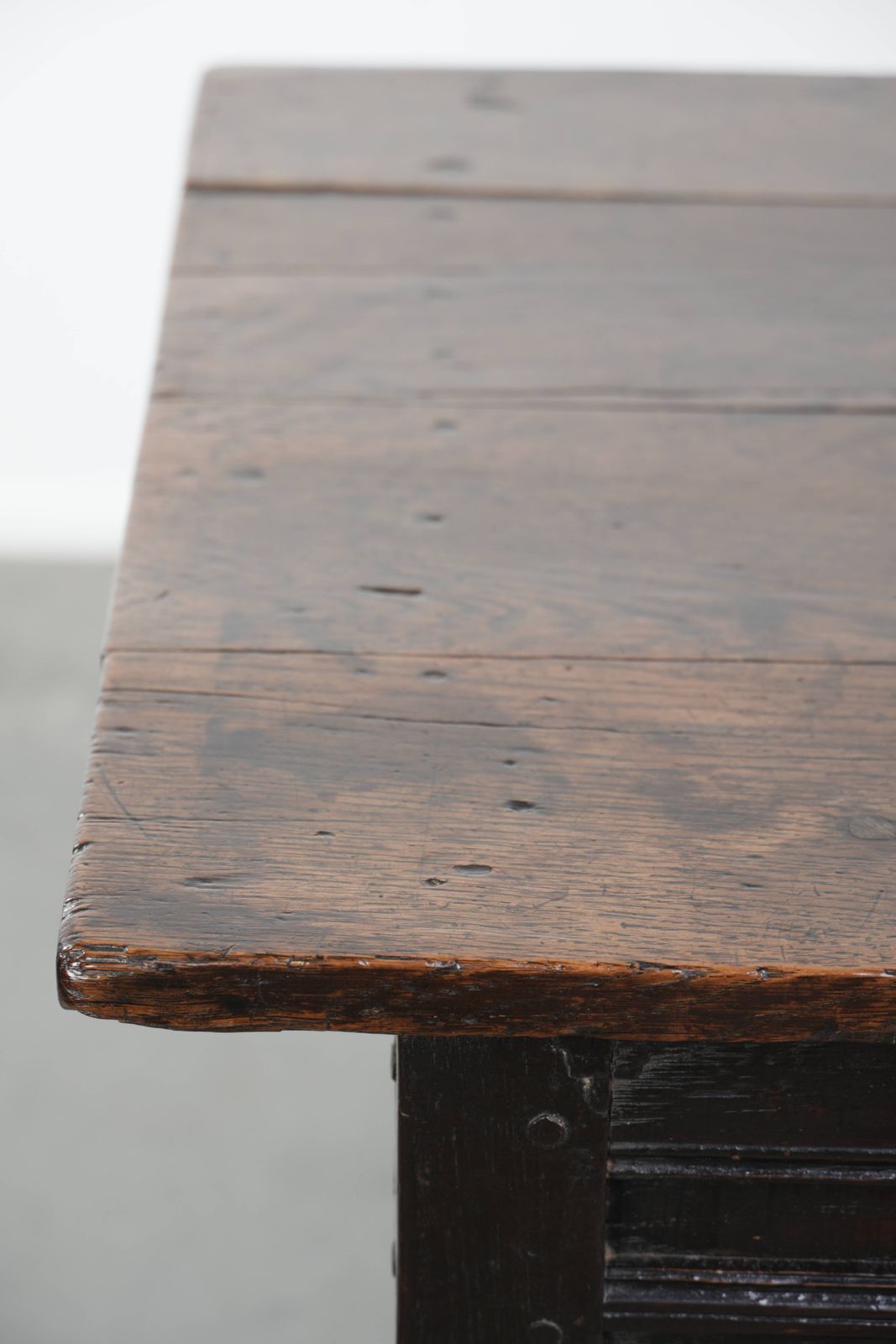 Meubels Antieke Engelse eikenhouten bijzettafel uit de 18e eeuw met lade en bobbin gedraaide poten. photo