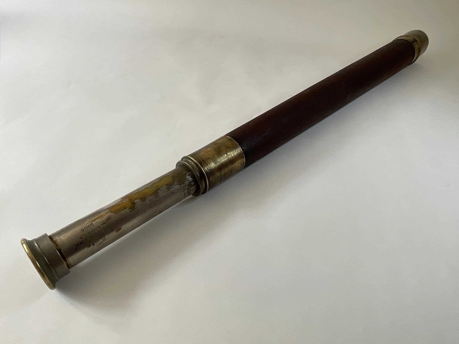 photo vinterior Antique 19th Century Maritime Leather Covered Brass Officer Telescope With Sunshade & Field Stop