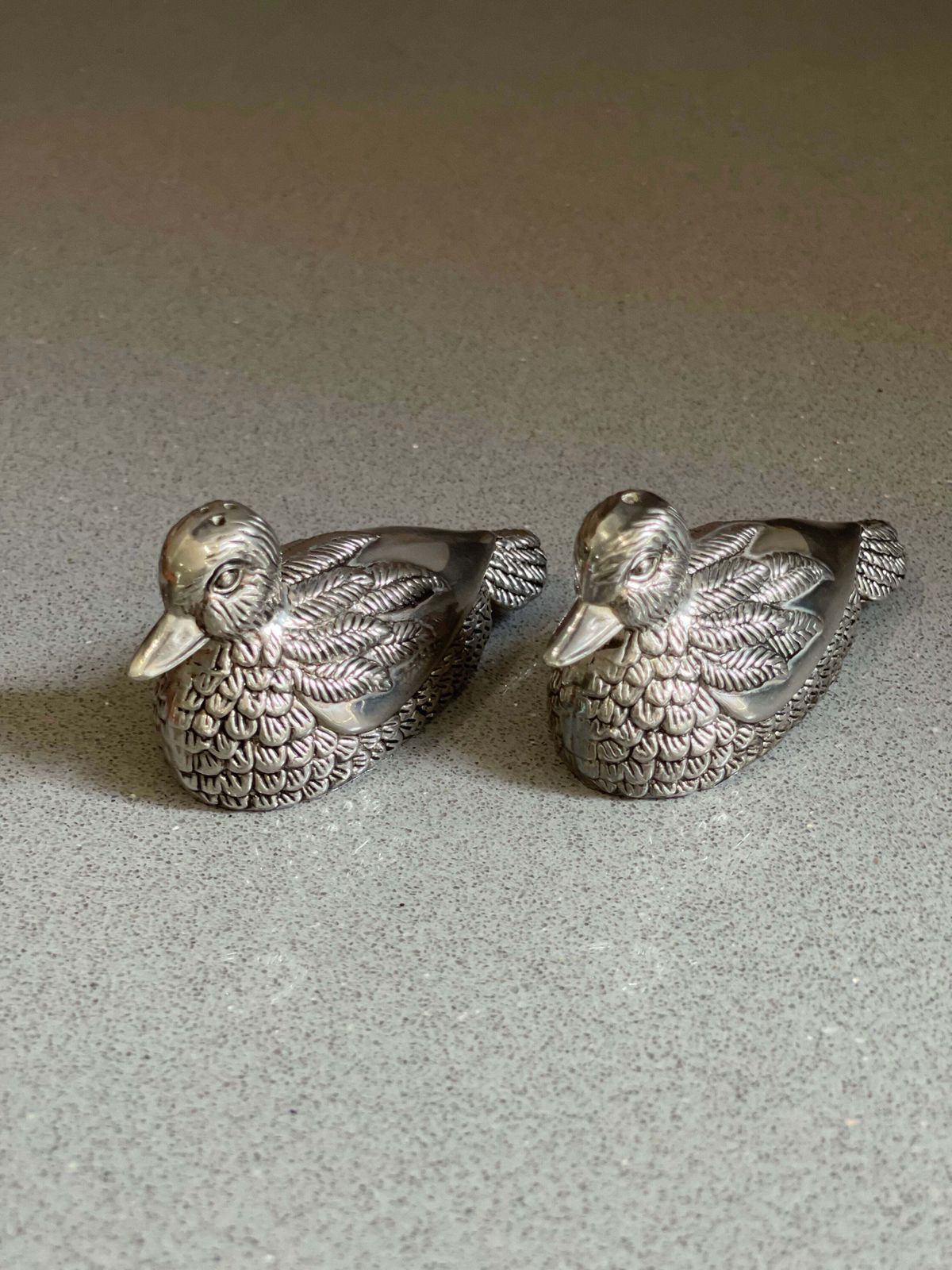 Paire de salières et poivrières canard en métal argenté, figurines de table vintage photo 420.0