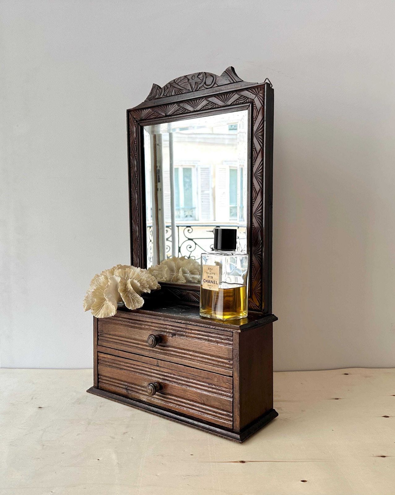 Antiek Frans houten wandkaptafel met lades, art deco spiegel met facetrand en plankje photo for sale