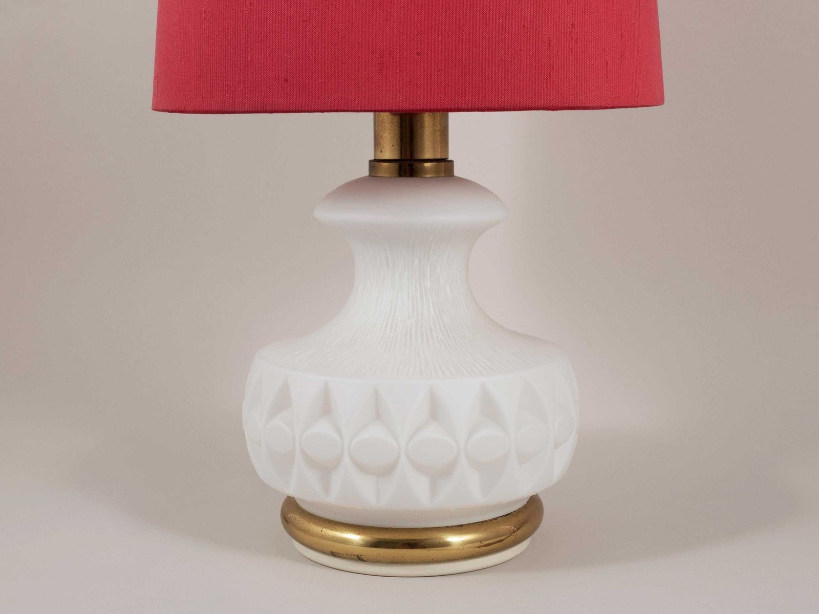 Verlichting Peill & Putzler Tafellamp jaren 1960 met Verlichte Voet | Mid-Century Modern Vloerlamp Accent Licht Modernistisch Framboosrood Atomic Age Space Wit photo