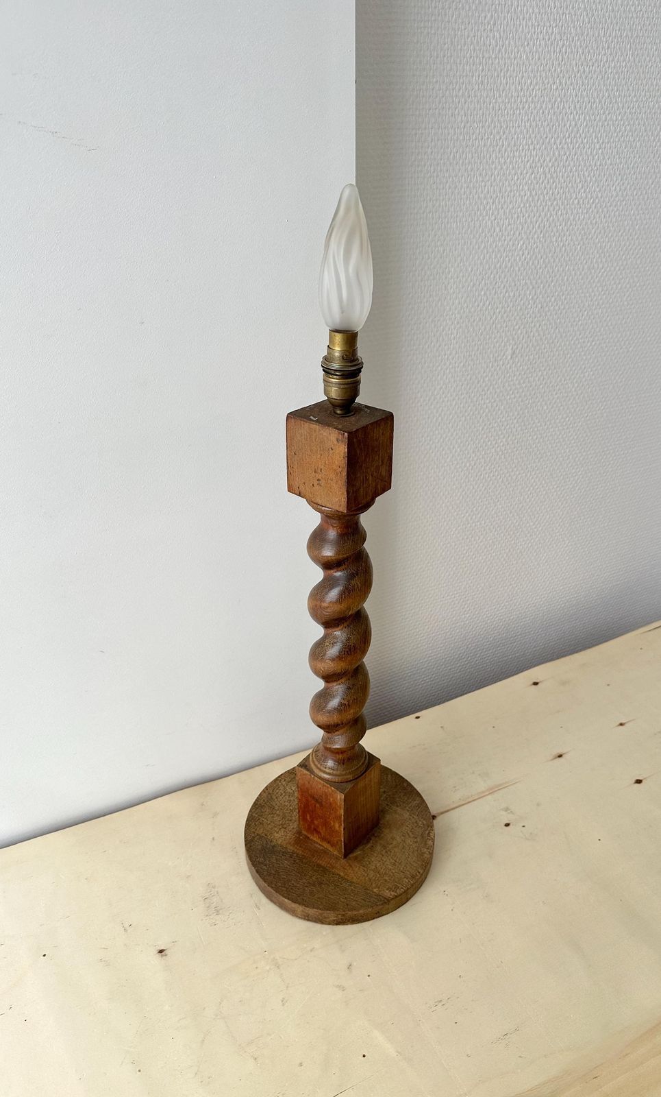 Vintage Franse gedraaide houten vloerlamp ca. jaren 1950, grote mid-century rustieke verlichting photo Verlichting