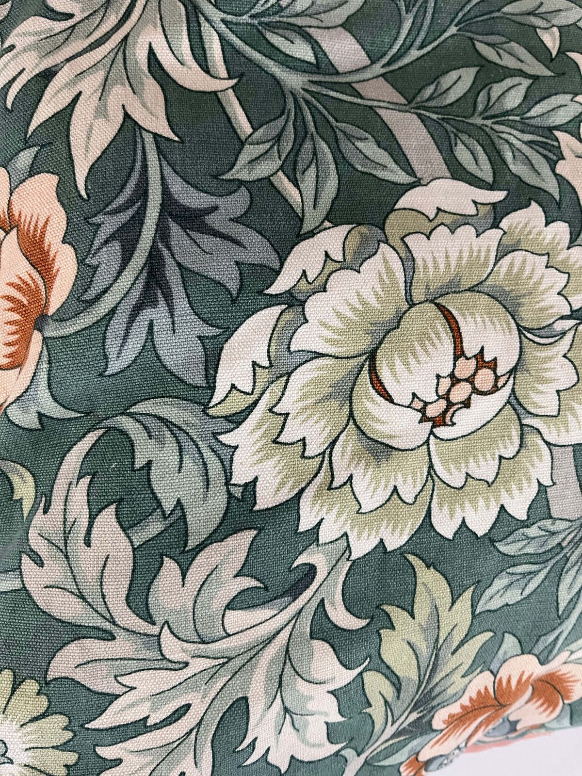 Geweven kussen in William Morris Art Nouveau bloemstijl, 20e eeuw photo Textiel