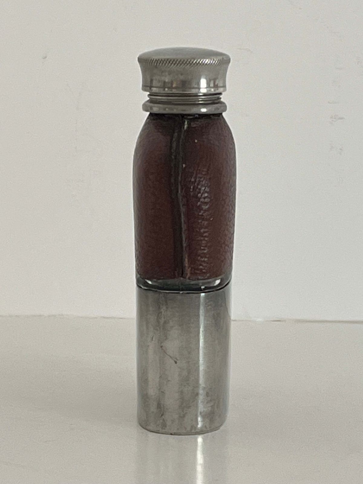 Antiek damesheupflesje, glas en leer, tinnen beker, ca. 1890 photo Woonaccessoires