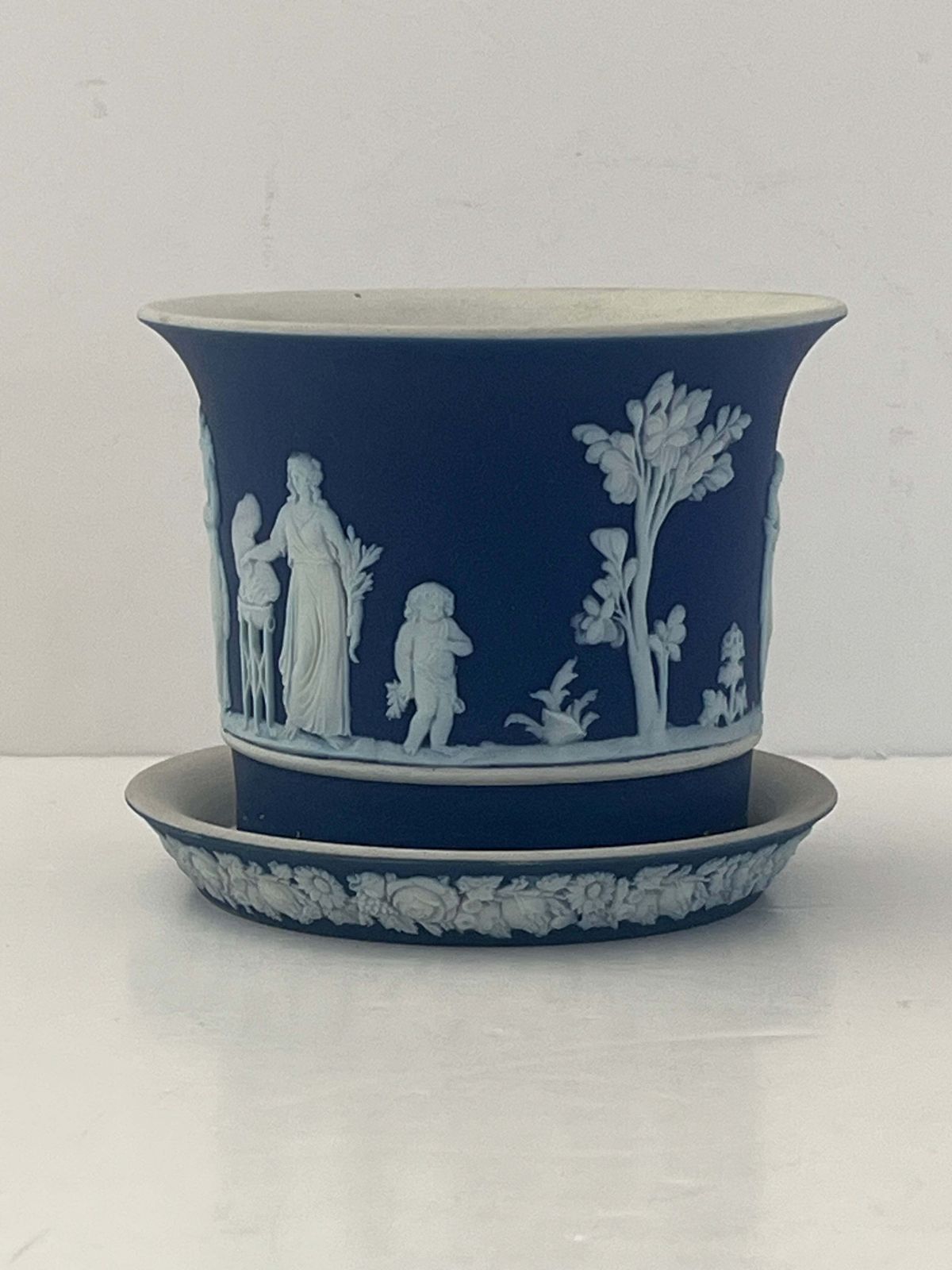 Wedgwood Jasperware kleine bloempot met onderbord, klassieke figuren, jaren 1920 photo furniture