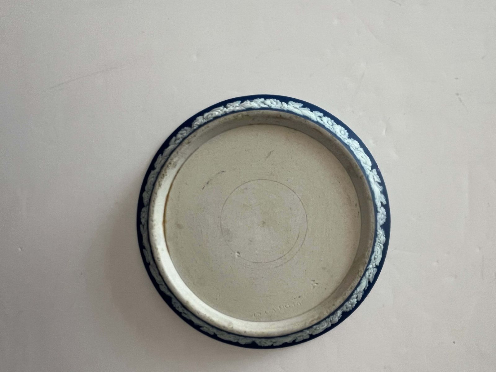 photo vinterior Wedgwood Jasperware kleine bloempot met onderbord, klassieke figuren, jaren 1920