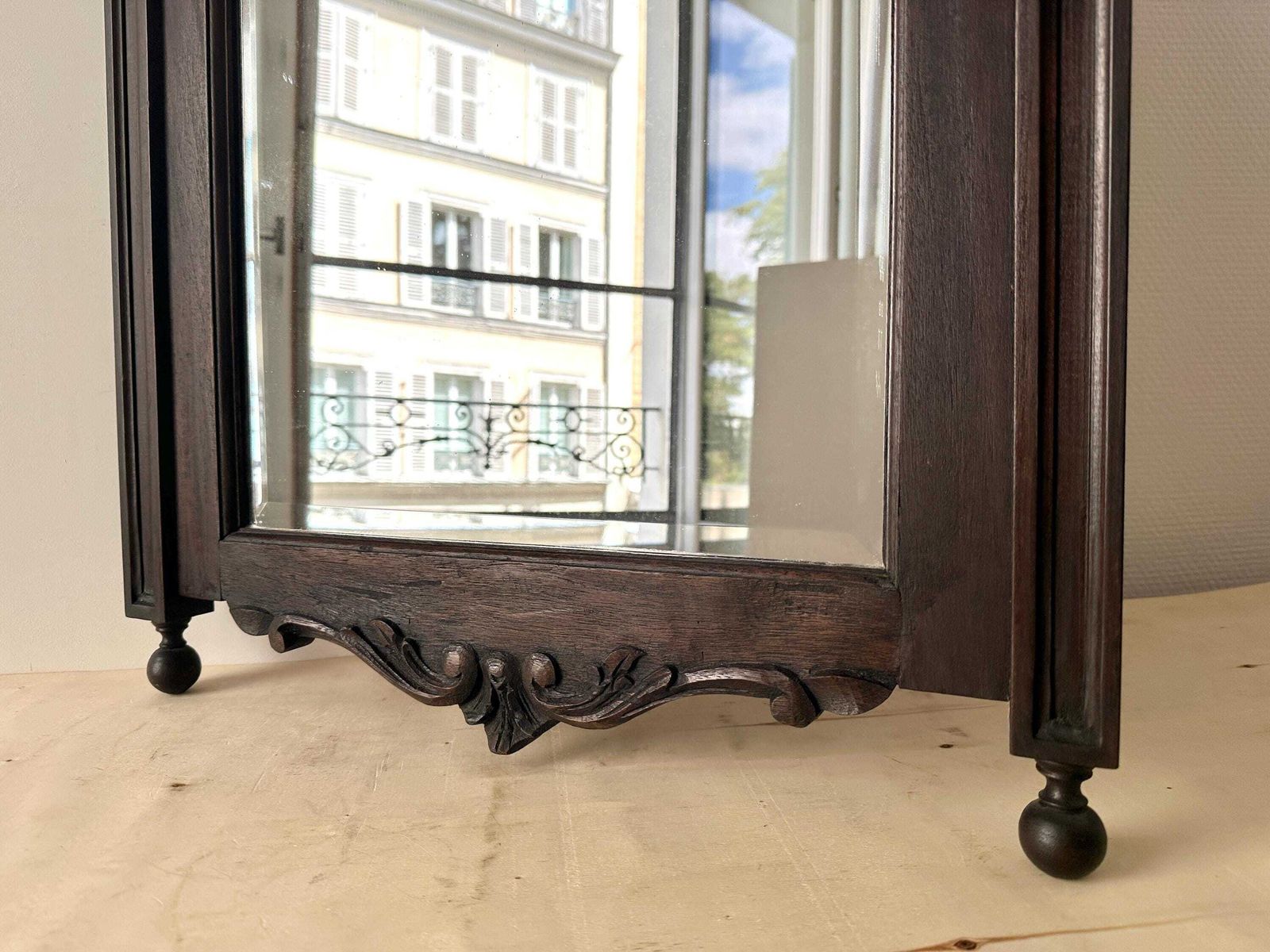 photo furniture Antiek Frans gesneden houten spiegel met facetglas, grote spiegel in Henri II-stijl, decoratie naar voorbeeld van de Renaissance
