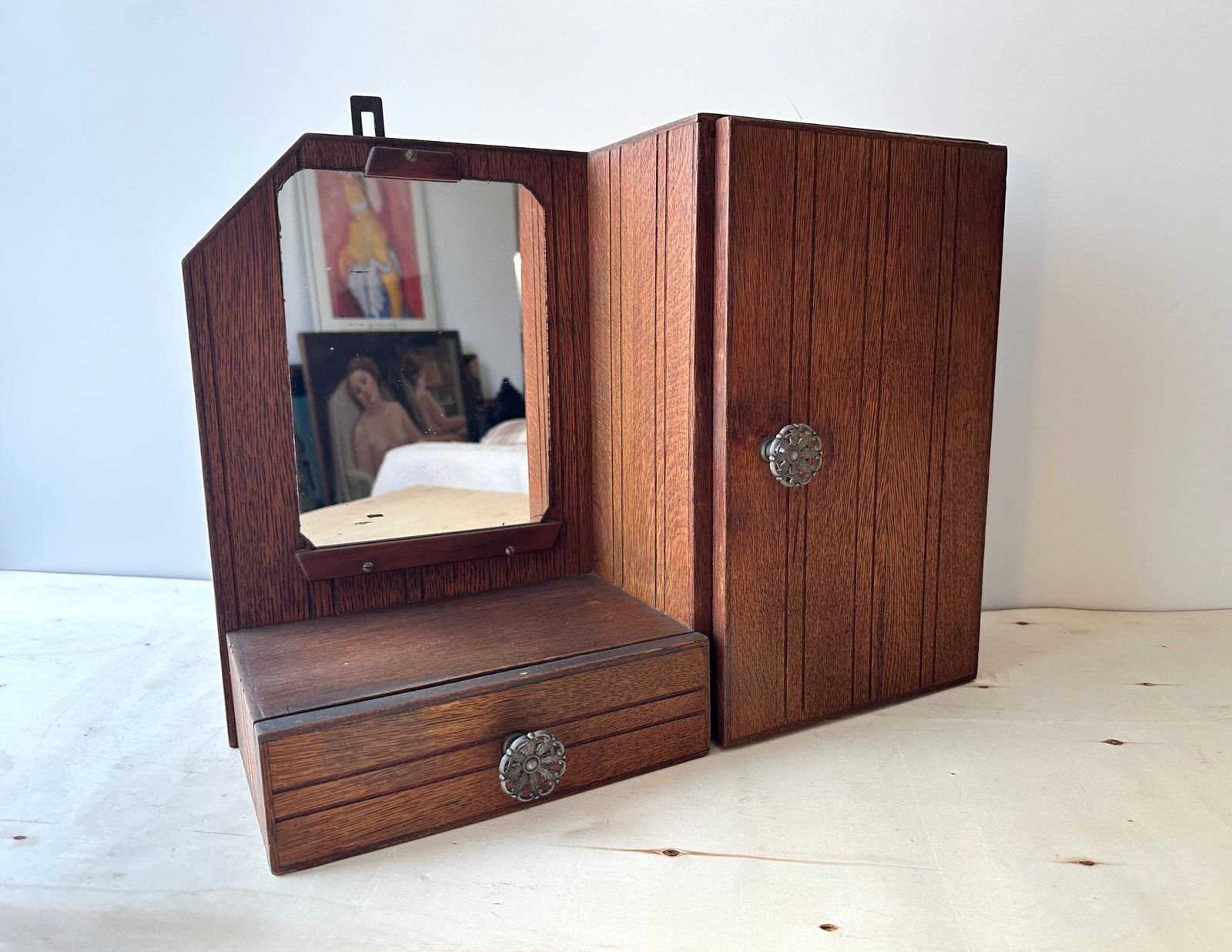 Antiek Frans art deco medicijnkastje met spiegel, jaren 1930, wandkastje met zijdeur en lade photo vinterior