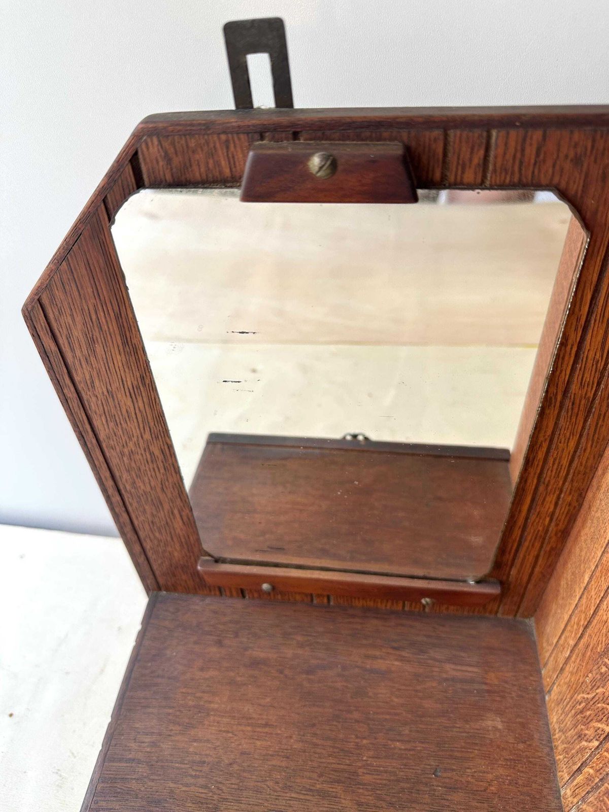 277.0 Antiek Frans art deco medicijnkastje met spiegel, jaren 1930, wandkastje met zijdeur en lade photo
