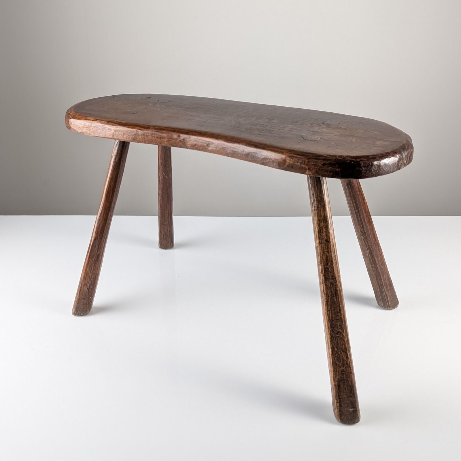 Banc rustique en bois sculpté à la main, plateau de forme organique libre, années 1940