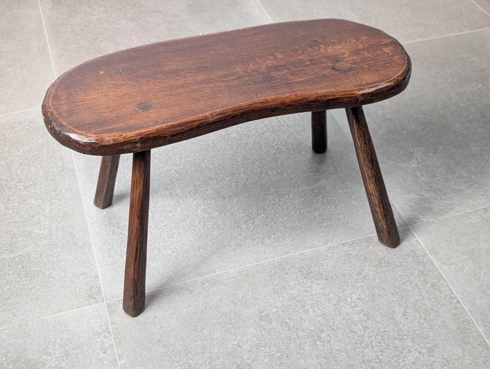 Banc rustique en bois sculpté à la main, plateau de forme organique libre, années 1940 photo vinterior