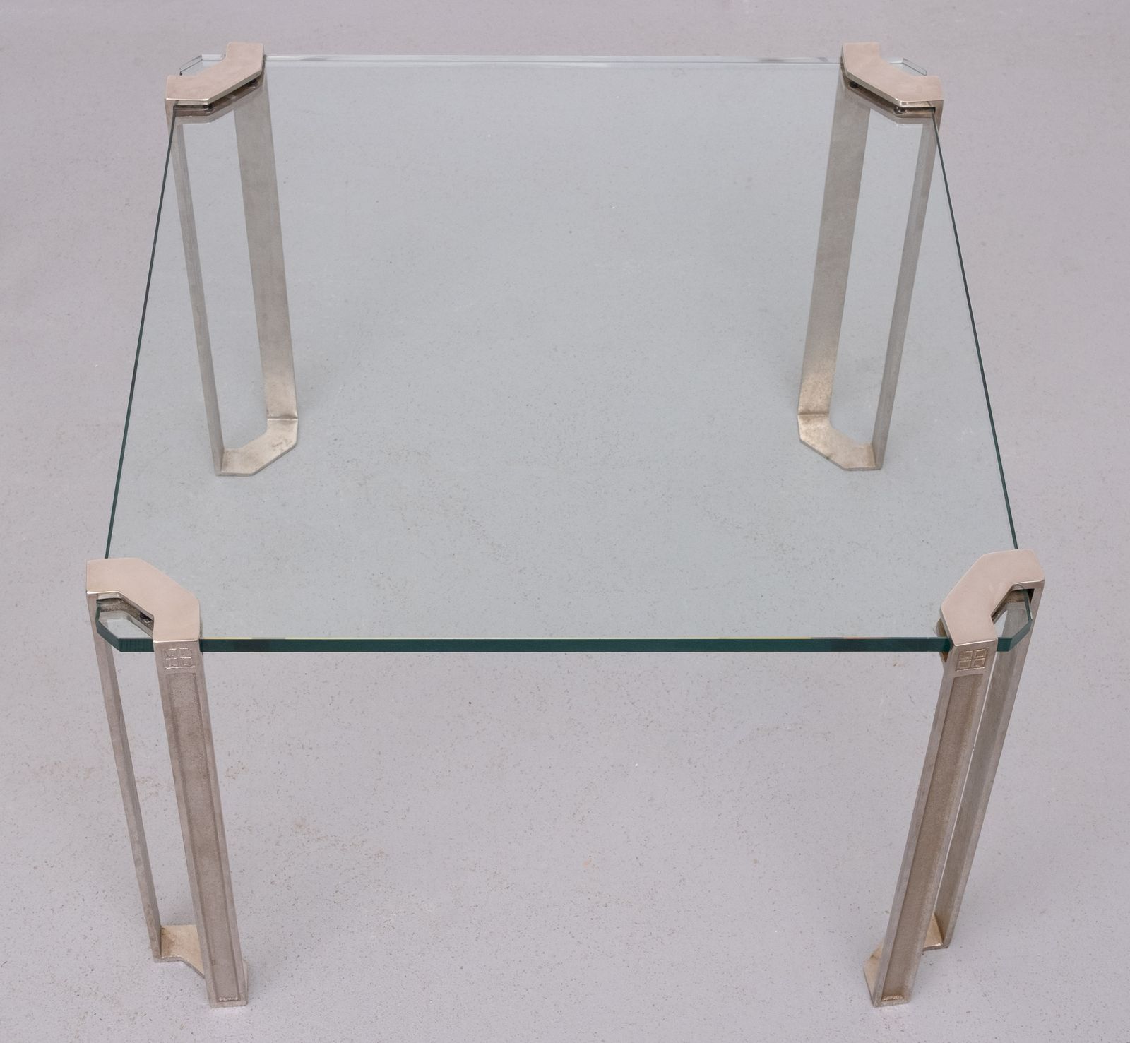photo furniture Vierkante Sofatafels van Peter Ghyczy, Model T24
