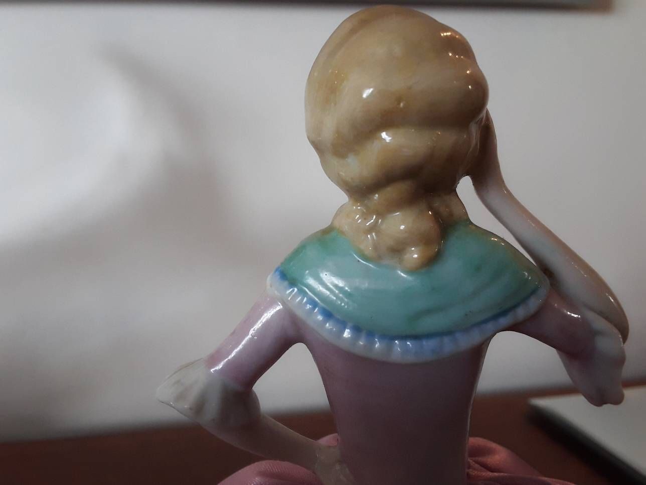 Demi-poupée en porcelaine avec pelote à épingles, années 1930, jupe rose blush photo vintage