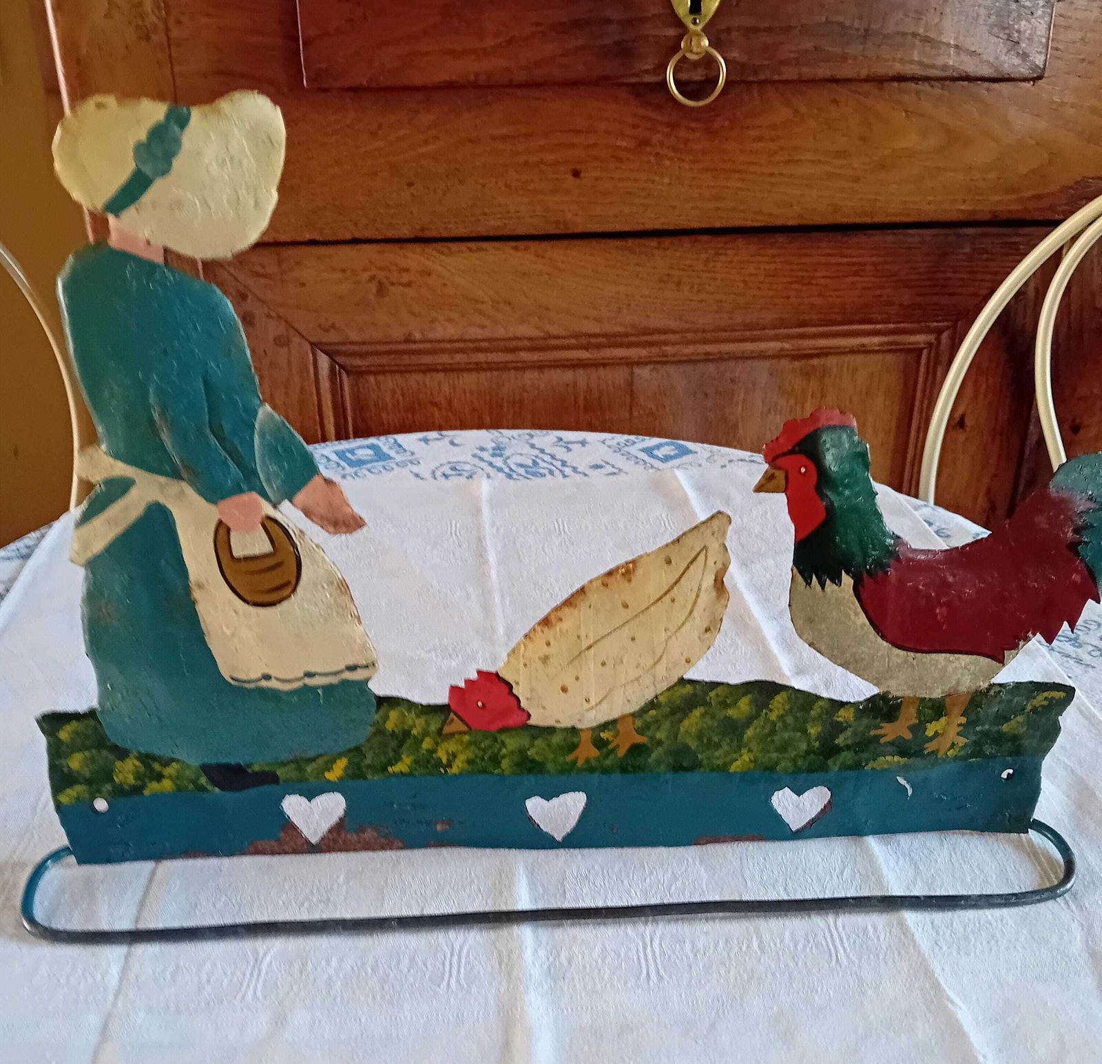 Porte-torchons en art populaire : cintre à torchons avec une femme nourrissant ses poules photo 102.0