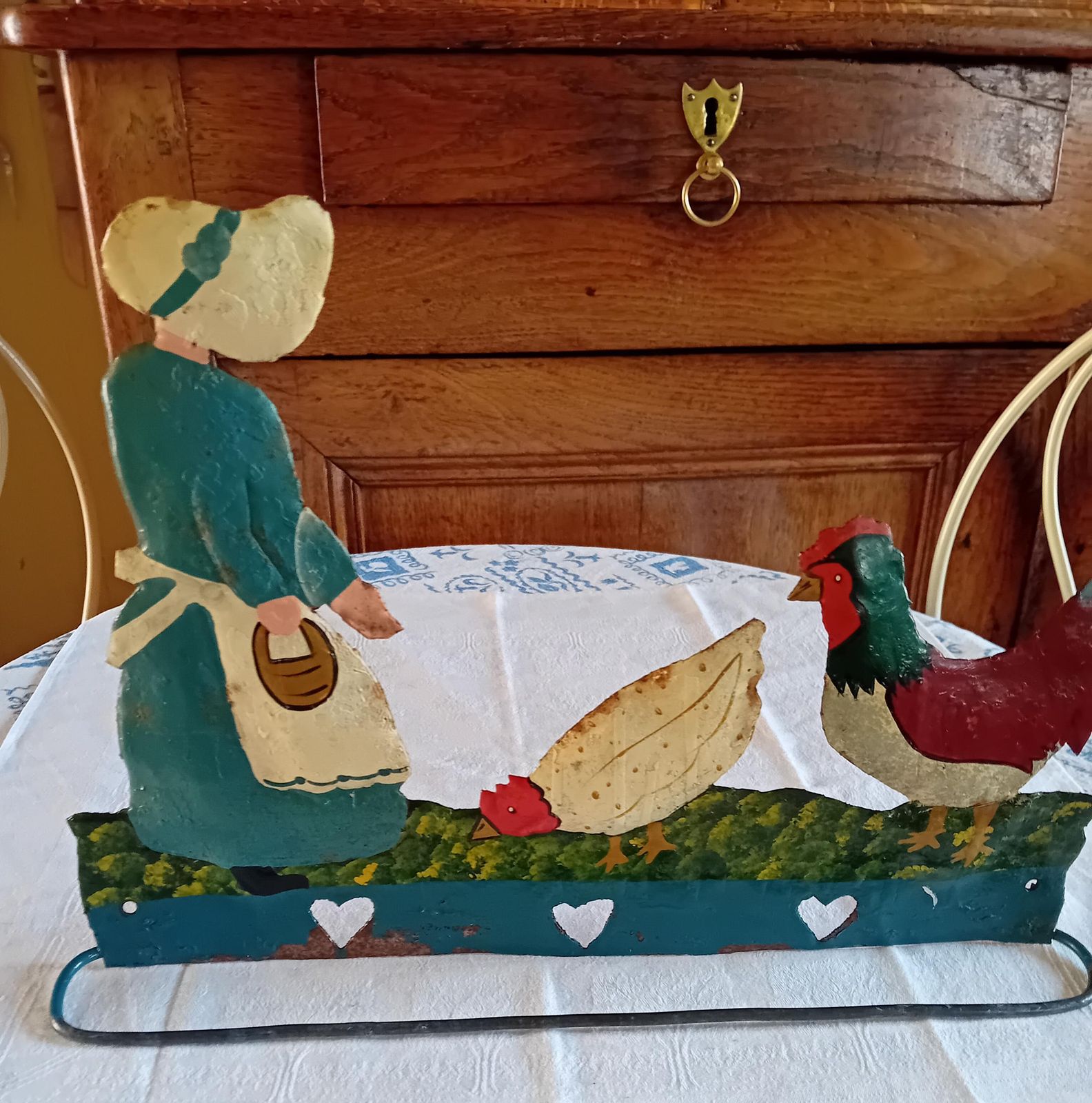 Folk Art keukenhanddoekhouder, handdoekrek met een vrouw die kippen voert photo buy