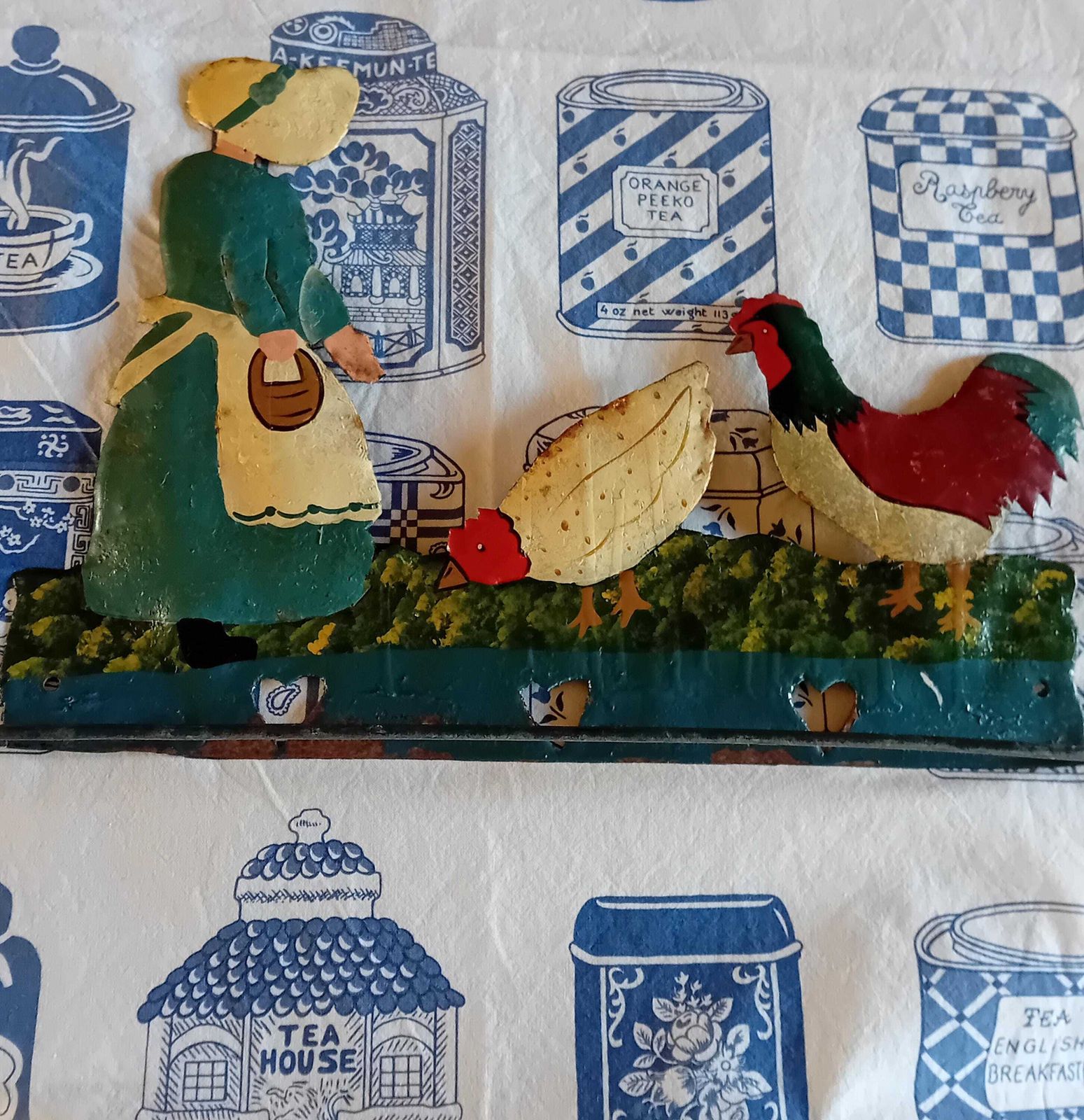photo furniture Porte-torchons en art populaire : cintre à torchons avec une femme nourrissant ses poules