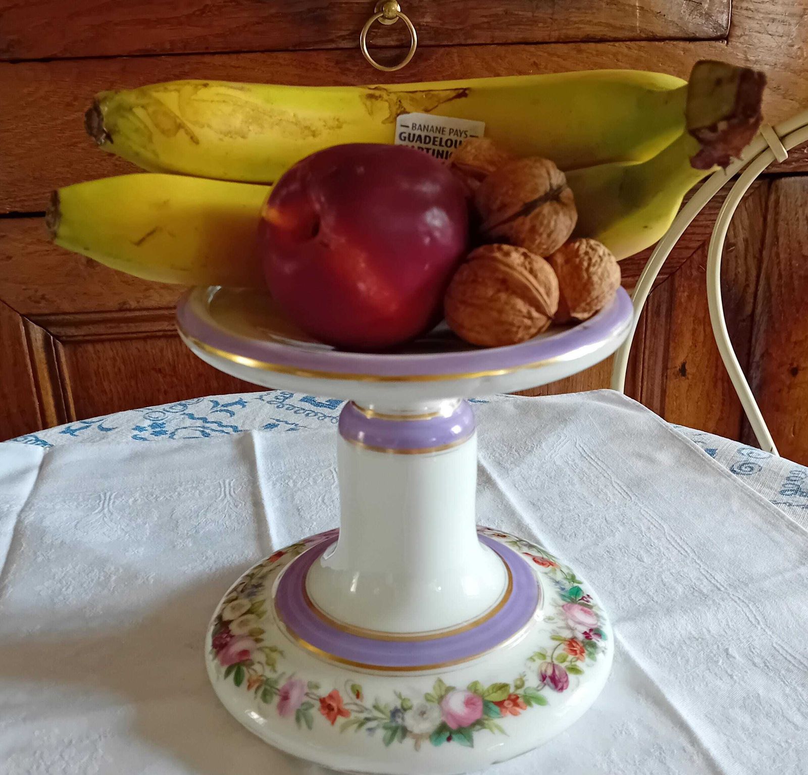Compotier d'époque en céramique fine, pour fruits, ornements, plantes et gâteaux photo for sale