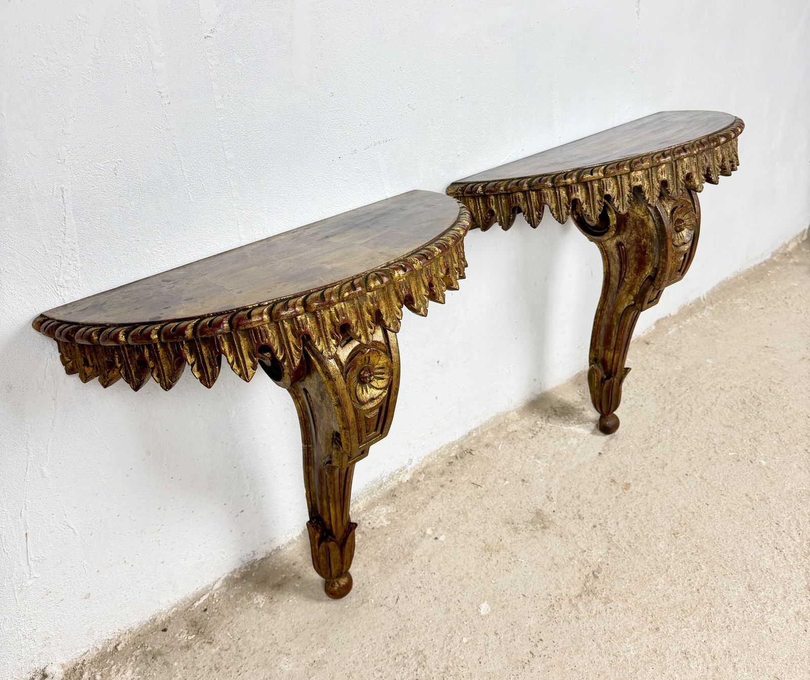 photo furniture Paar Italiaanse polychroom beschilderde wandconsoles, midden 20e eeuw