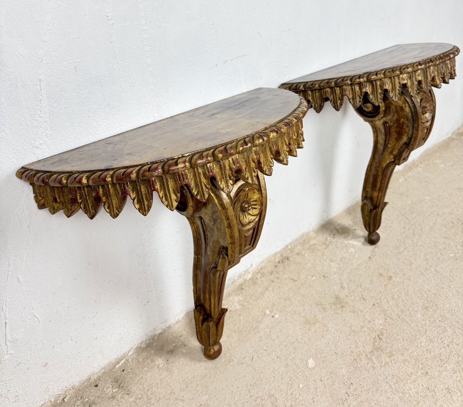 photo for sale Paar Italiaanse polychroom beschilderde wandconsoles, midden 20e eeuw