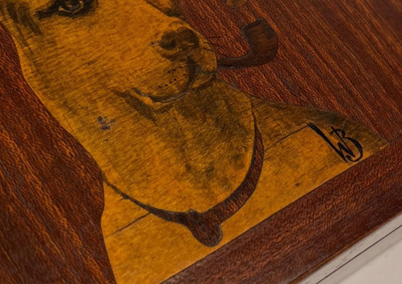 photo furniture Boîte à tabac d'époque Art déco en bois, marqueterie de chiens, avec serrure et clé, signée et datée 1934