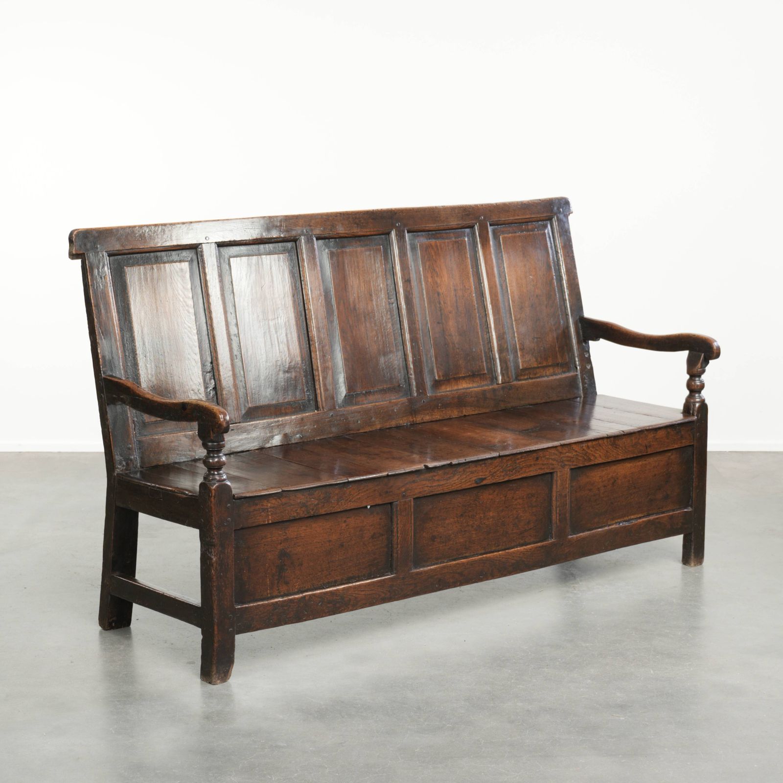 Beautiful Antique English Wooden Bench/Hall Bench From The Early 18th Century With Beautiful Warm Colors And Lovely Details.