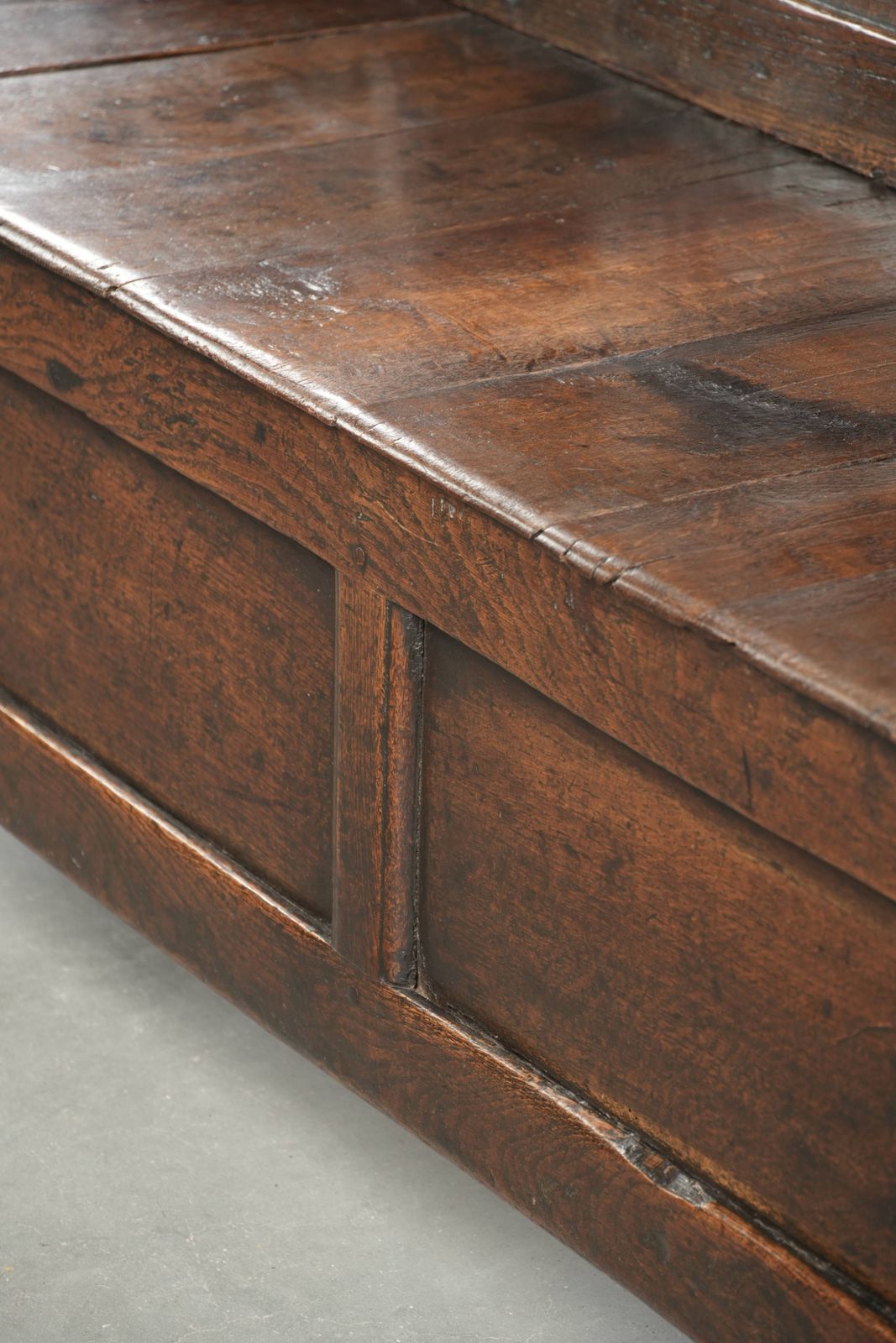 photo vinterior Antieke Engelse houten bank, hallbank, begin 18e eeuw, warme kleuren en mooie details.