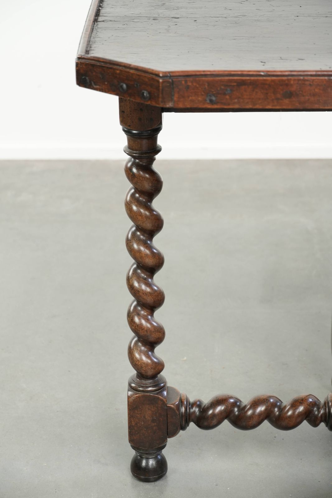 Bijzondere antieke Engelse walnoten zij-/centertafel met gedraaide poten en een achthoekig blad, ca. 1680. photo buy