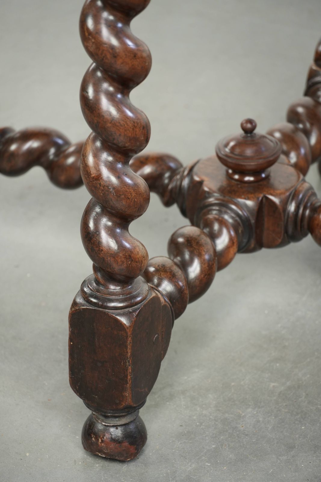 Meubels Bijzondere antieke Engelse walnoten zij-/centertafel met gedraaide poten en een achthoekig blad, ca. 1680. photo