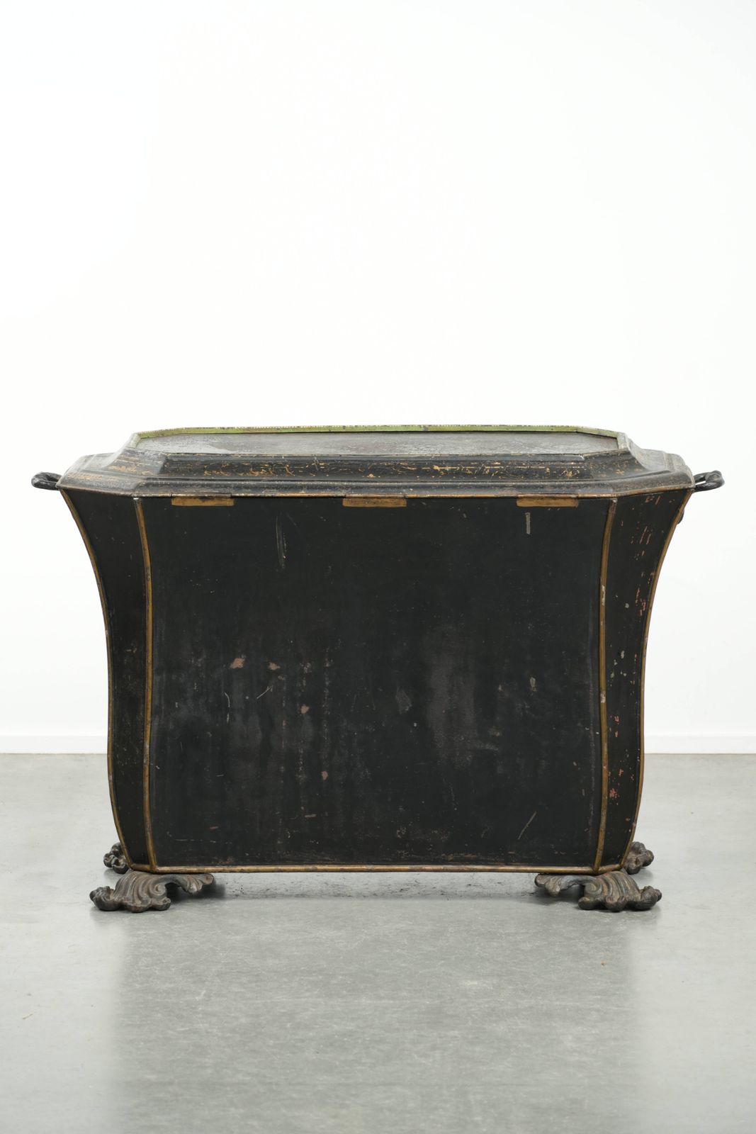 Elegante antieke kolenbak in Chinoiserie-stijl uit de 19e eeuw met fraaie accenten en messing ornamenten. photo 514.0