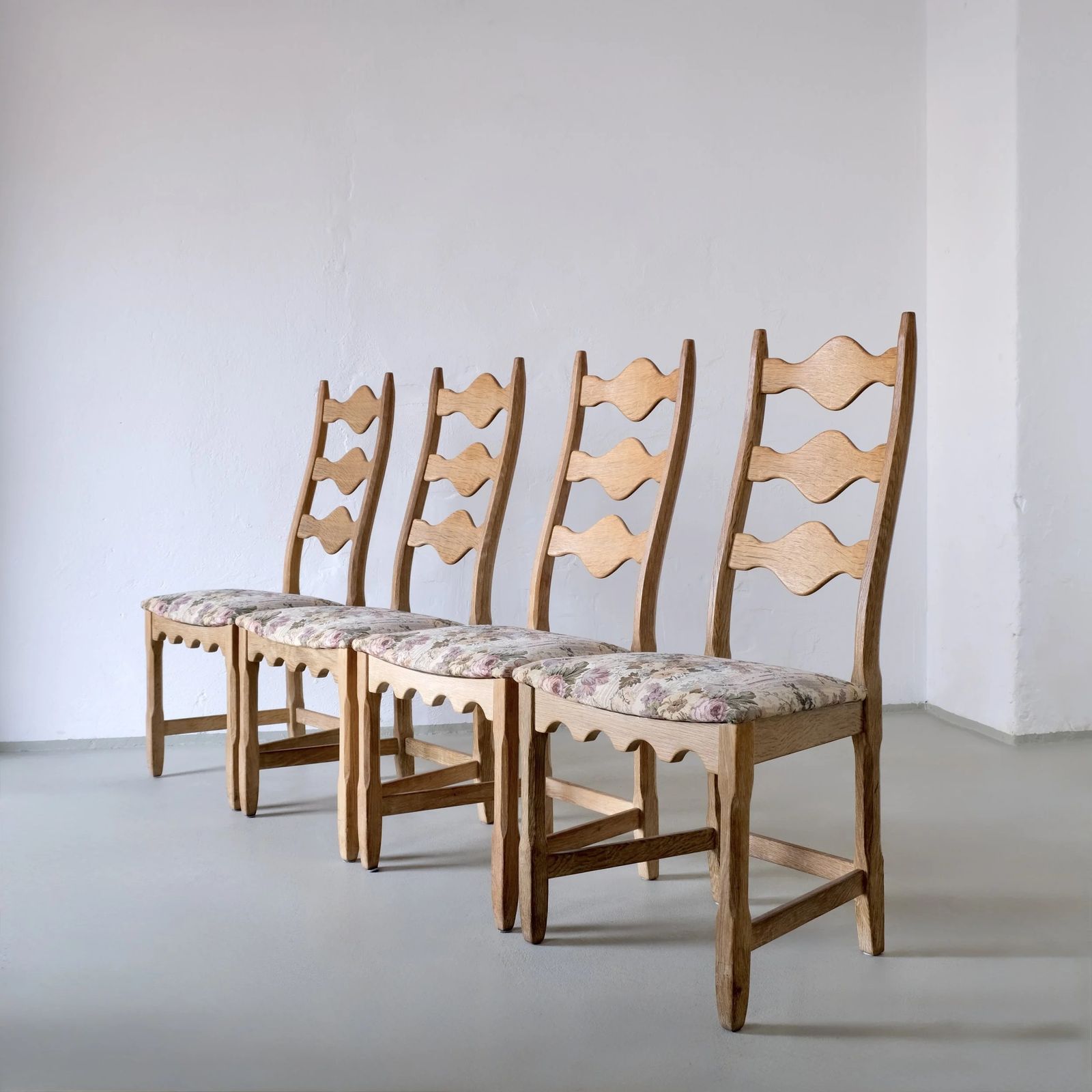 Meubels 4 Ladder Back Eetkamerstoelen van Henning Kjaernulf, Denemarken, jaren 1950 photo