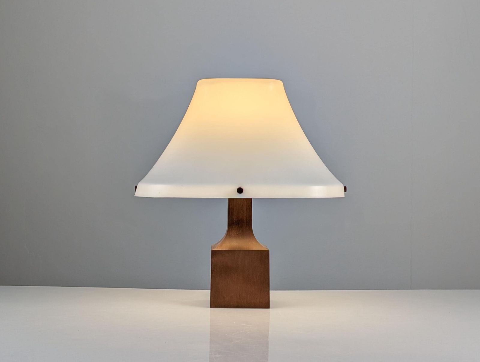 Lampe de table Danish Modern en teck, abat-jour pagode en acrylique, années 1960 photo Luminaires
