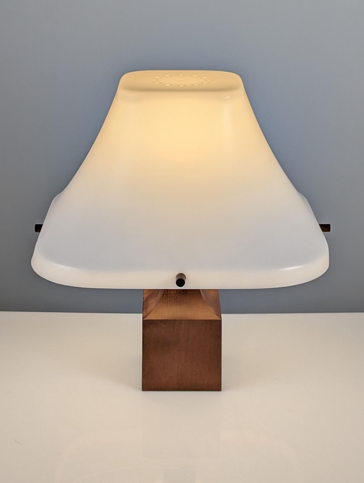 photo furniture Lampe de table Danish Modern en teck, abat-jour pagode en acrylique, années 1960
