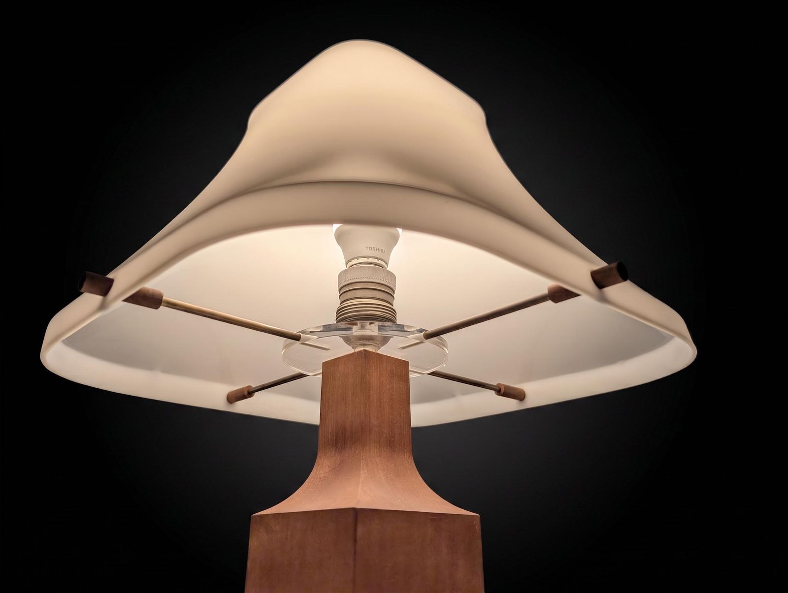 photo for sale Lampe de table Danish Modern en teck, abat-jour pagode en acrylique, années 1960