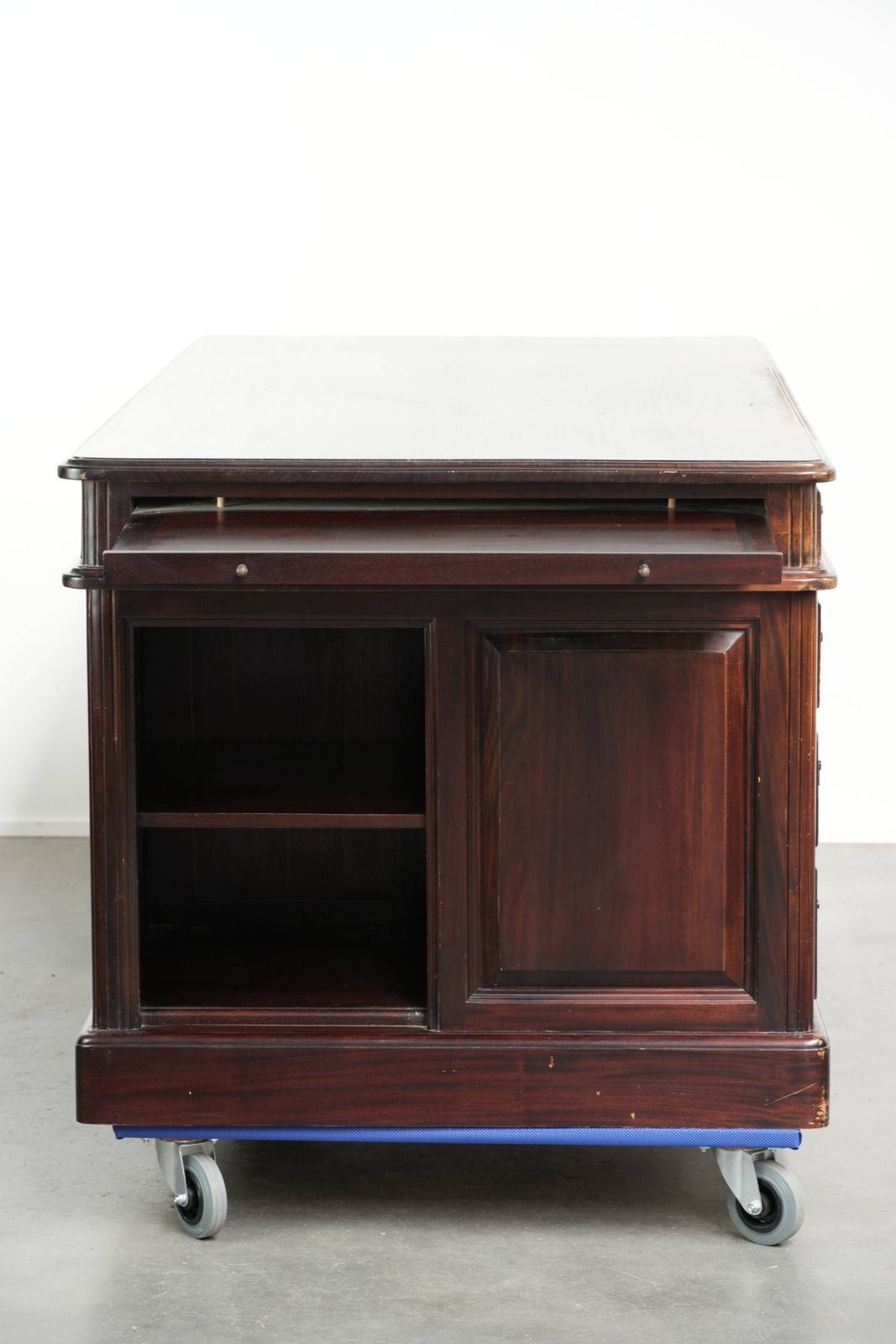 20e-eeuwse houten bureau/partnerbureau in Engelse stijl met een mooi uiterlijk photo 936.0