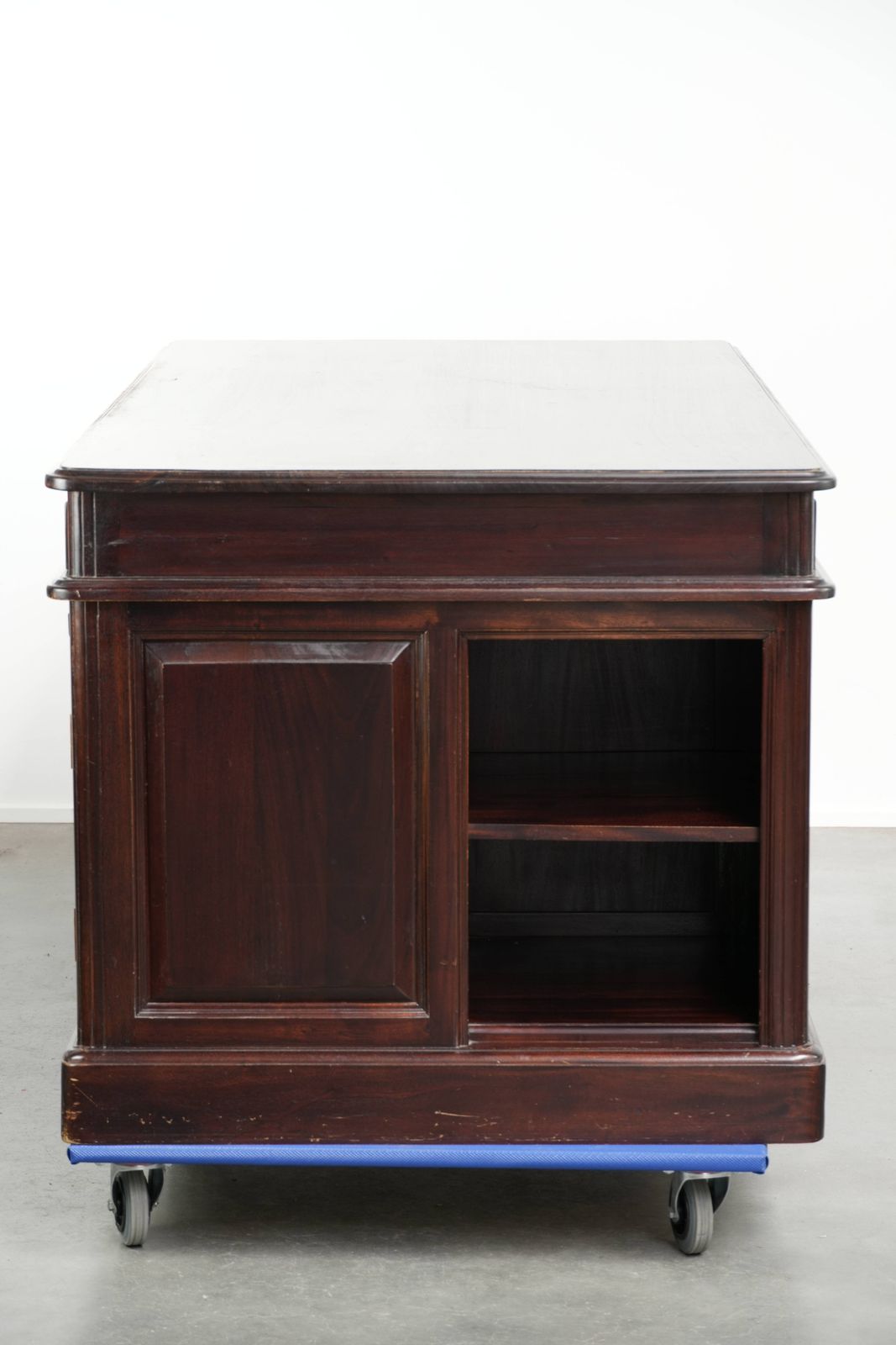 20e-eeuwse houten bureau/partnerbureau in Engelse stijl met een mooi uiterlijk photo buy