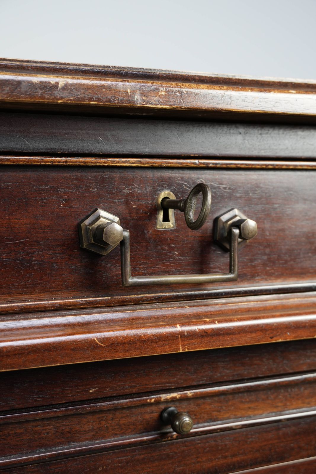 photo for sale 20e-eeuwse houten bureau/partnerbureau in Engelse stijl met een mooi uiterlijk