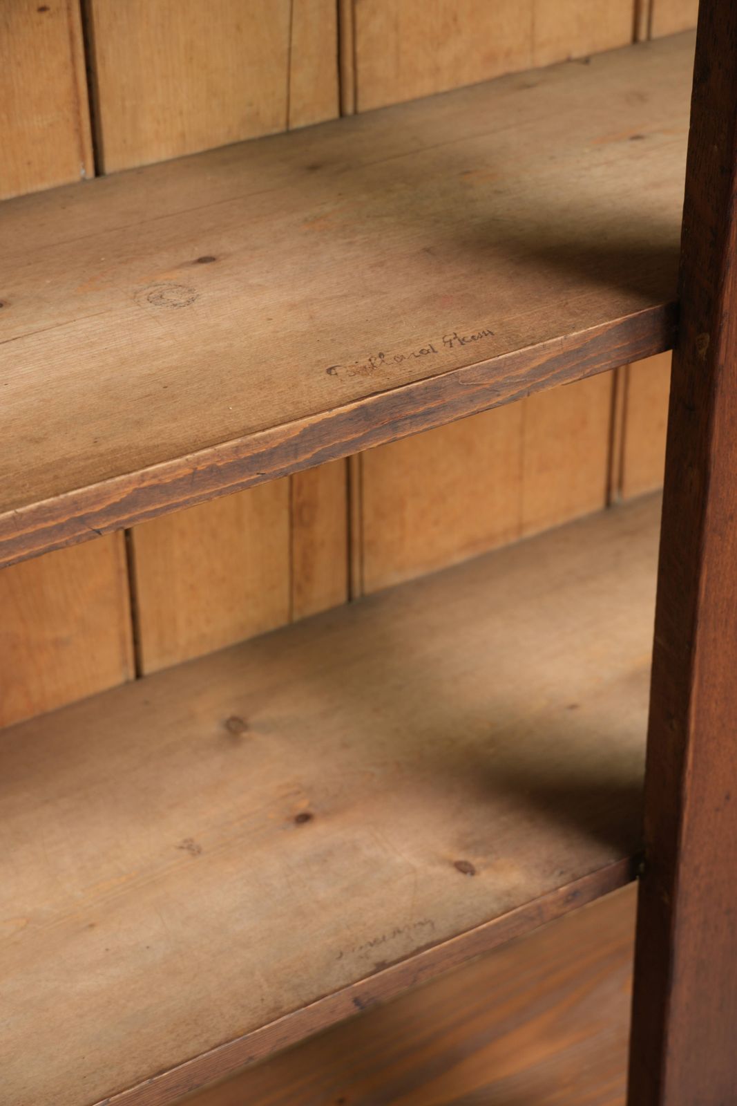 photo furniture Antieke Engelse eiken boekenkast/inlegwerk kabinet uit het midden van de 19e eeuw