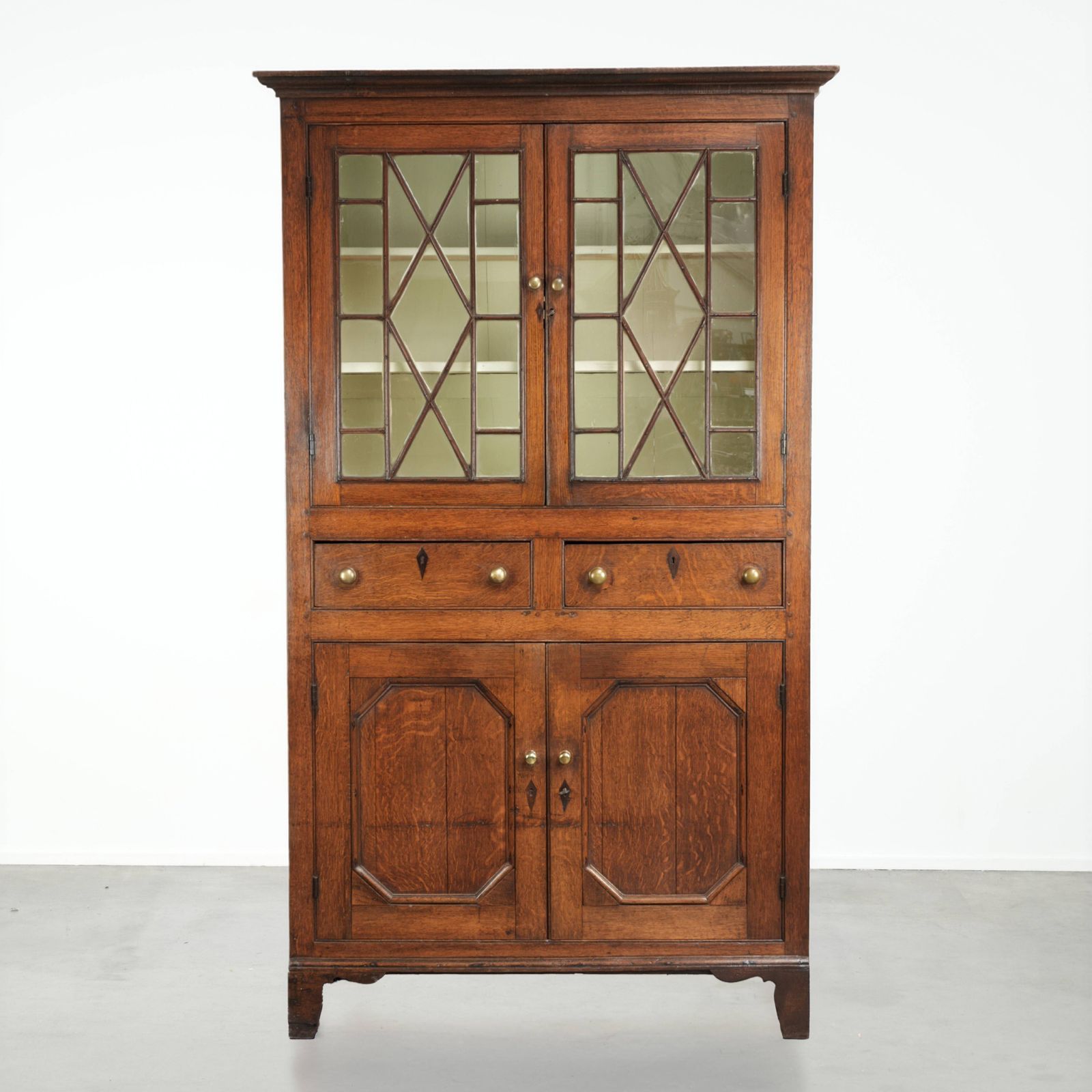 Antiek 18e-eeuws Welsh/Engels eikenhouten boeken/buffetkast met fraai glas en bijzondere details.