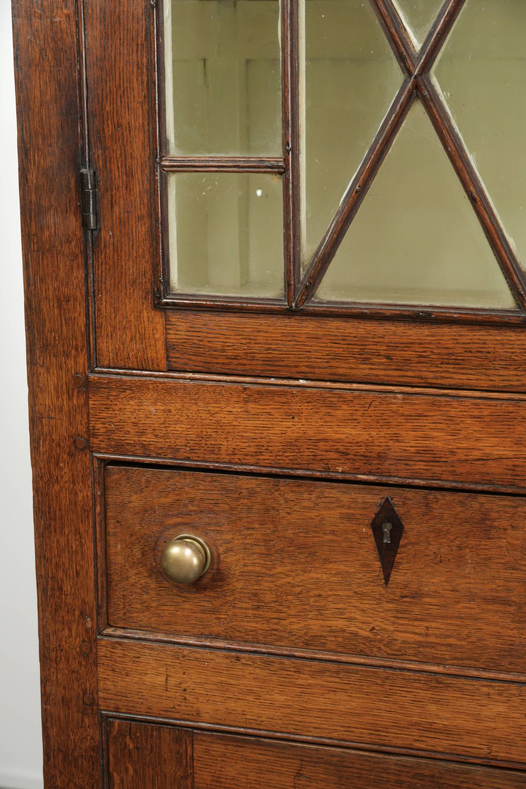 photo furniture Antiek 18e-eeuws Welsh/Engels eikenhouten boeken/buffetkast met fraai glas en bijzondere details.