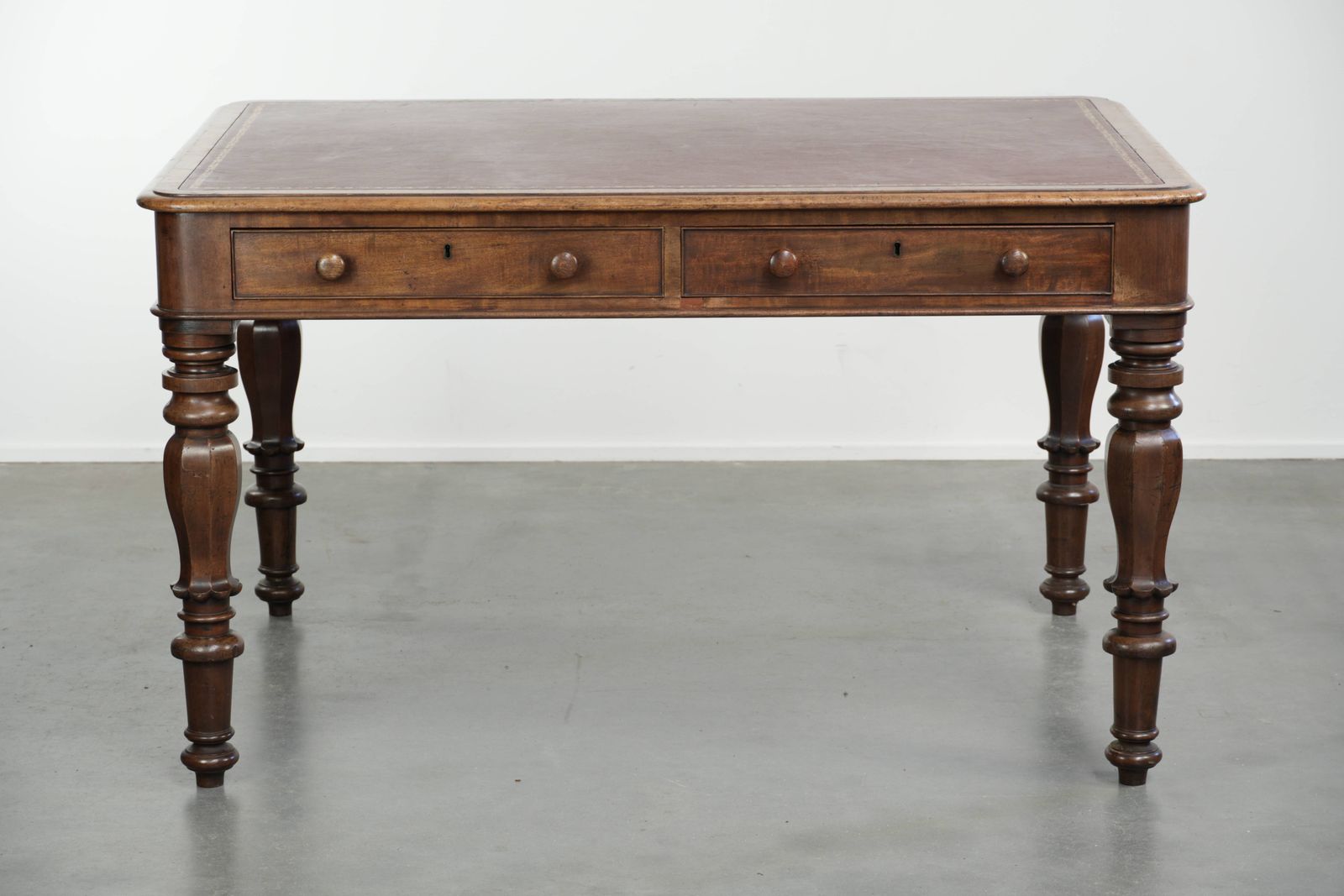 Antiek Engels schrijfbureau/bureau/bibliotheektafel uit het begin van de 19e eeuw met rood lederen blad en fraai uiterlijk. photo furniture