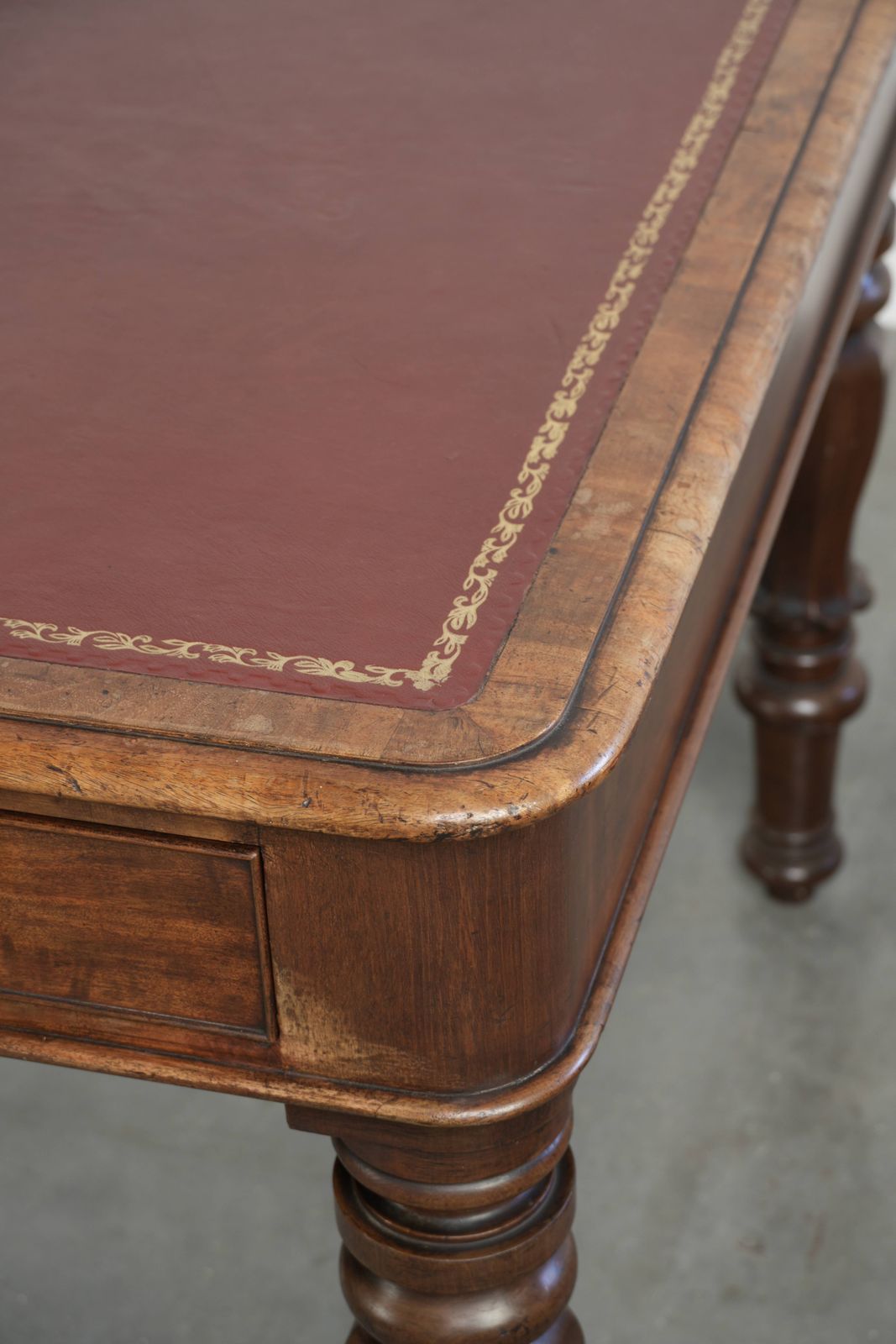 Antiek Engels schrijfbureau/bureau/bibliotheektafel uit het begin van de 19e eeuw met rood lederen blad en fraai uiterlijk. photo vintage