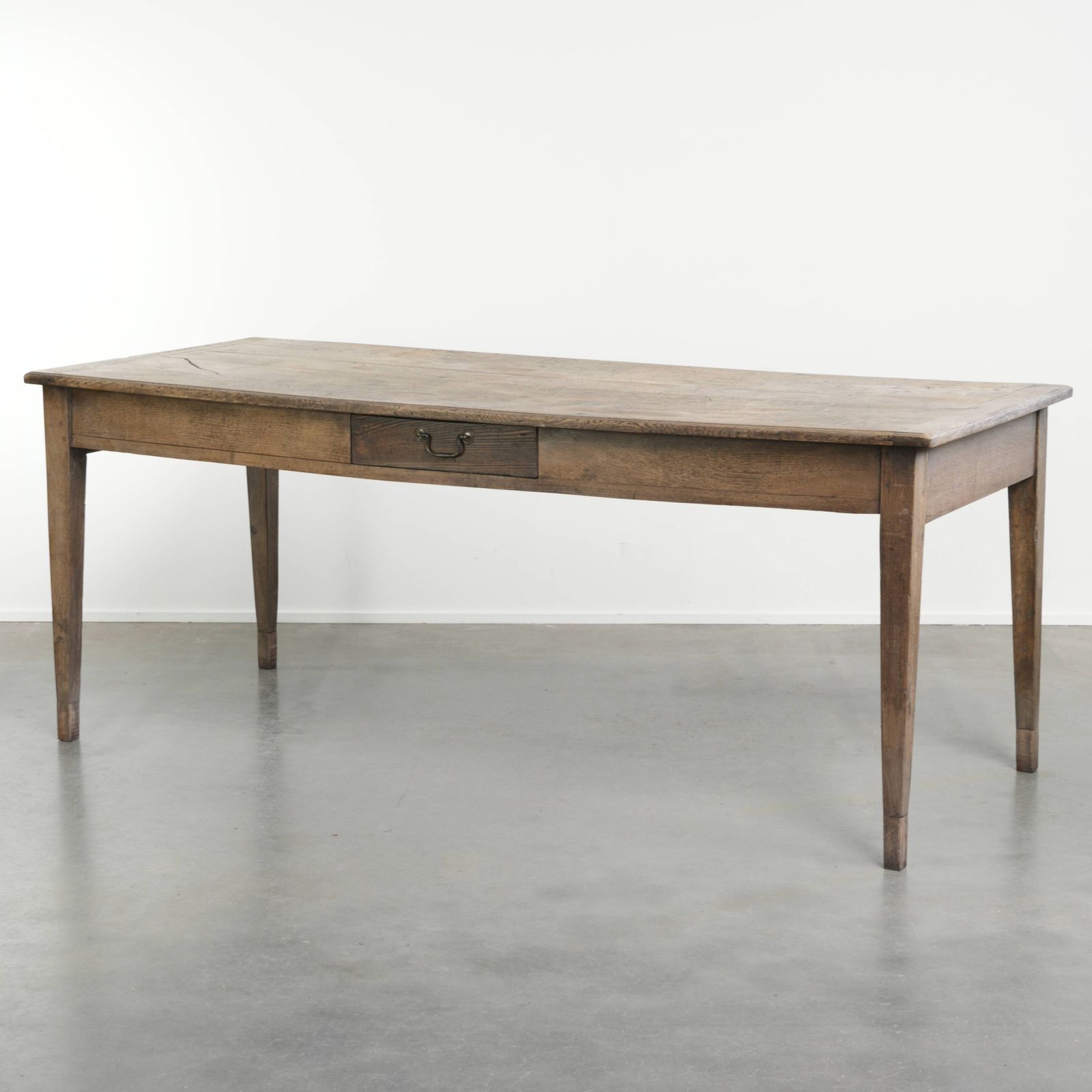 Antieke Franse eettafel van vergrijsd eikenhout voor 6 tot 8 personen, met broodlade en mooie patina.
