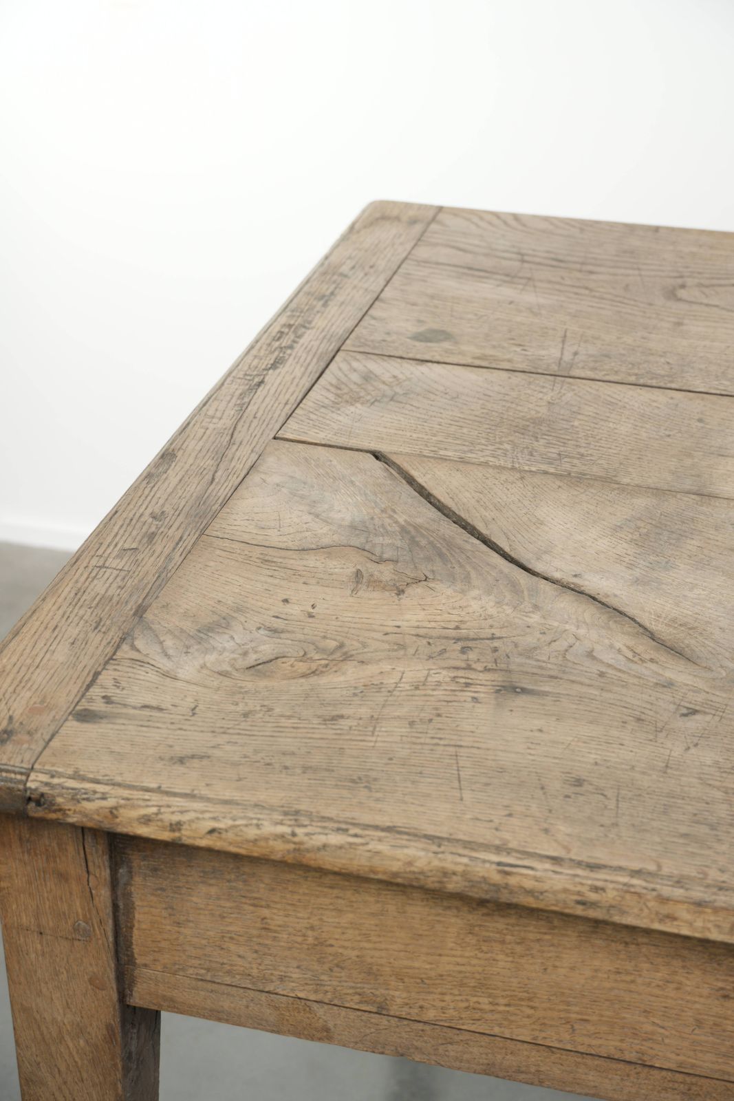 Antieke Franse eettafel van vergrijsd eikenhout voor 6 tot 8 personen, met broodlade en mooie patina. photo vintage