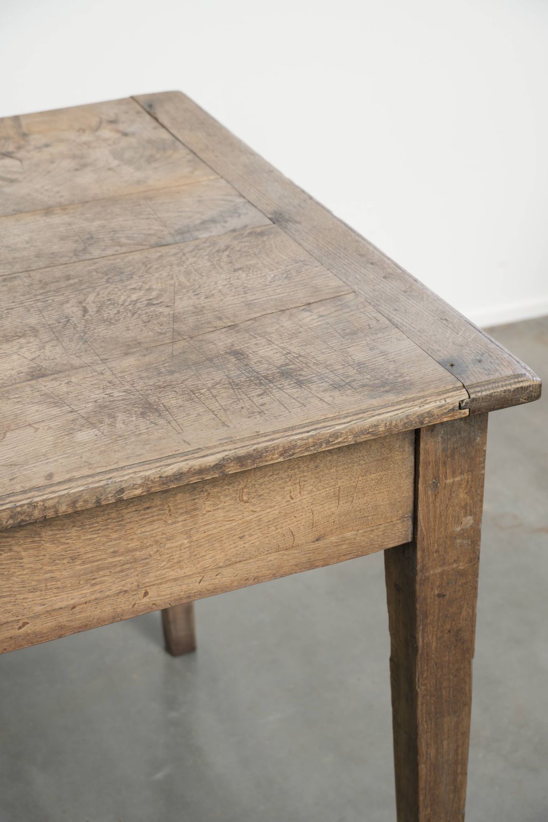 photo furniture Antieke Franse eettafel van vergrijsd eikenhout voor 6 tot 8 personen, met broodlade en mooie patina.