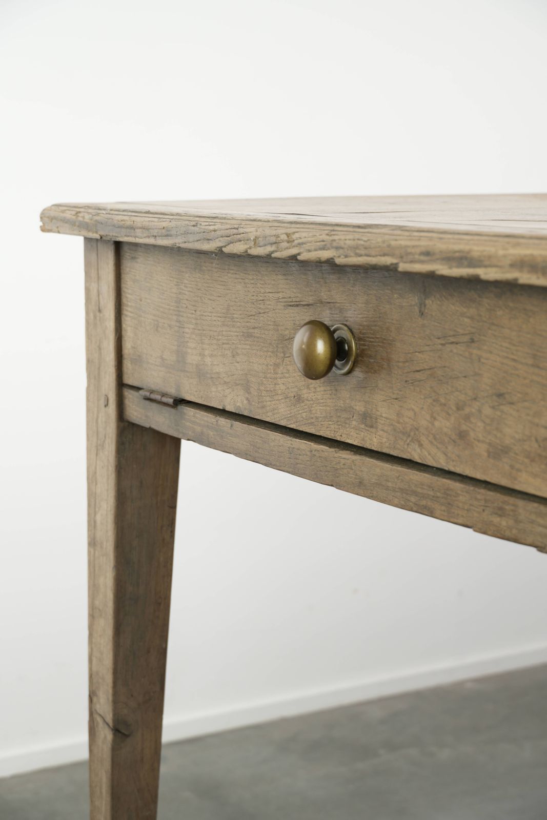photo for sale Antieke Franse eettafel van vergrijsd eikenhout voor 6 tot 8 personen, met broodlade en mooie patina.